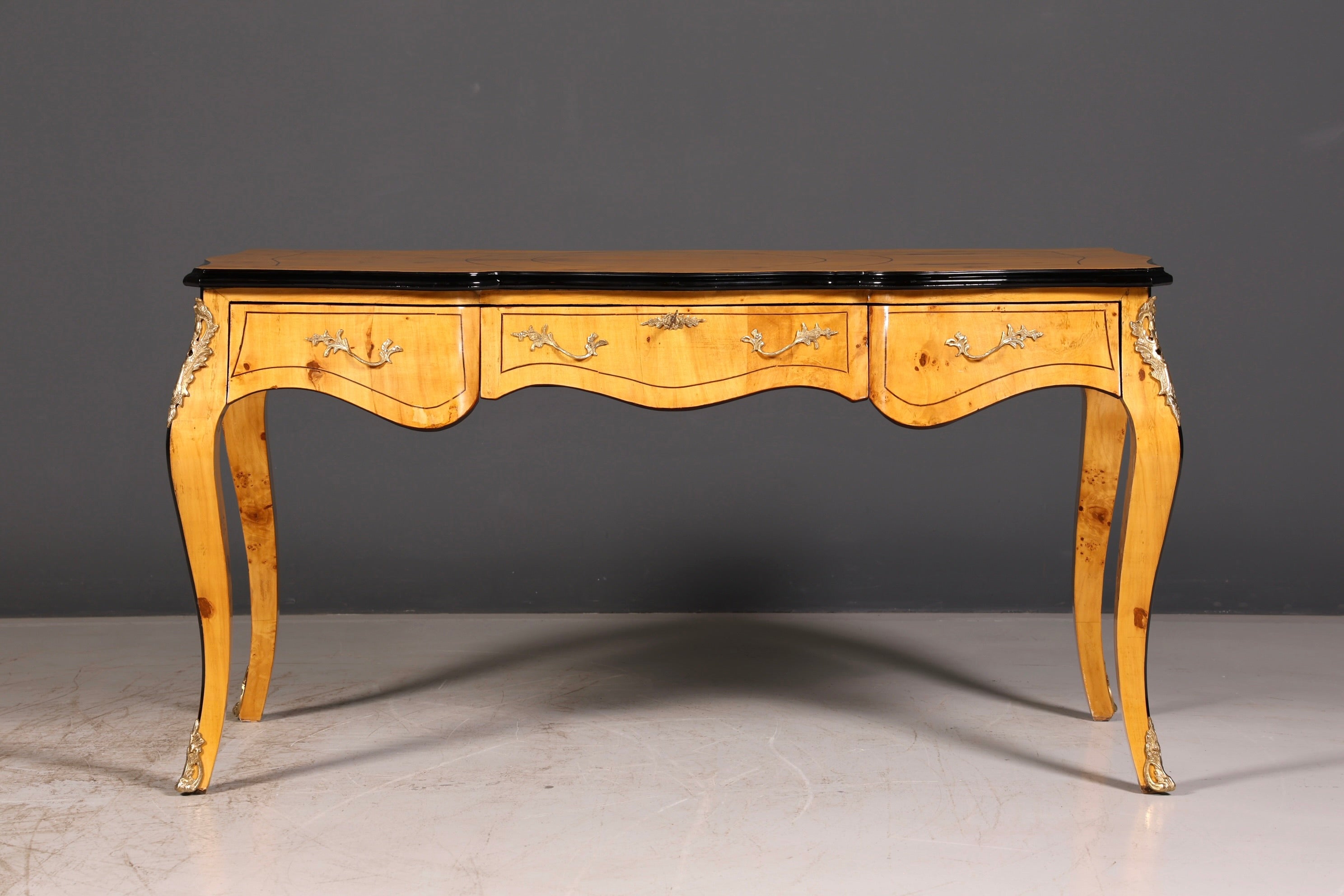 Prachtig bureau in Louis-XV-stijl, Franse kantoortafel in antieke stijl, massief houten bureau