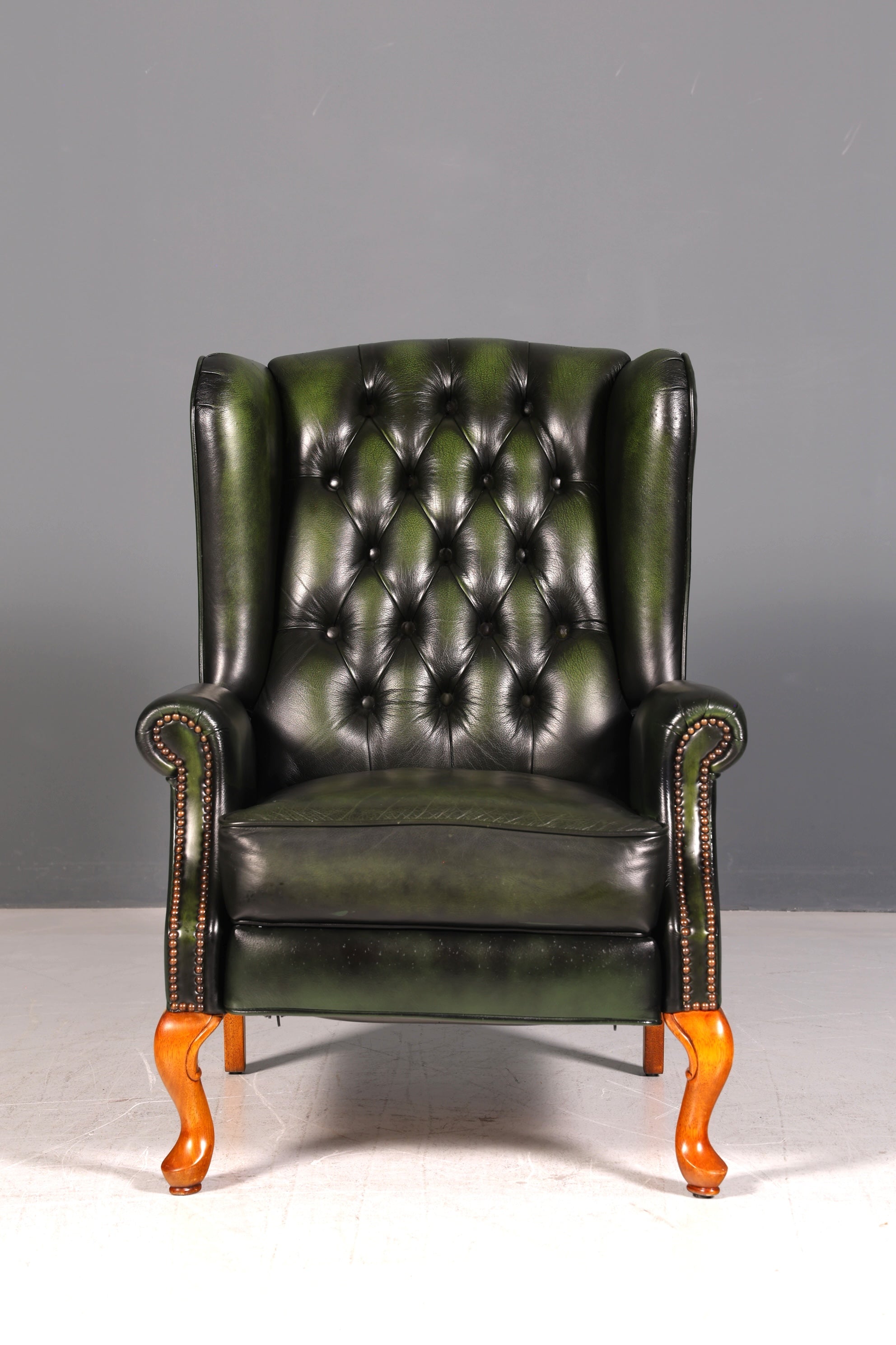 Original Chesterfield Queen Anne Ohrenbackensessel Grün Englisch Leder Herrensessel UK Armlehnsessel Relaxsessel