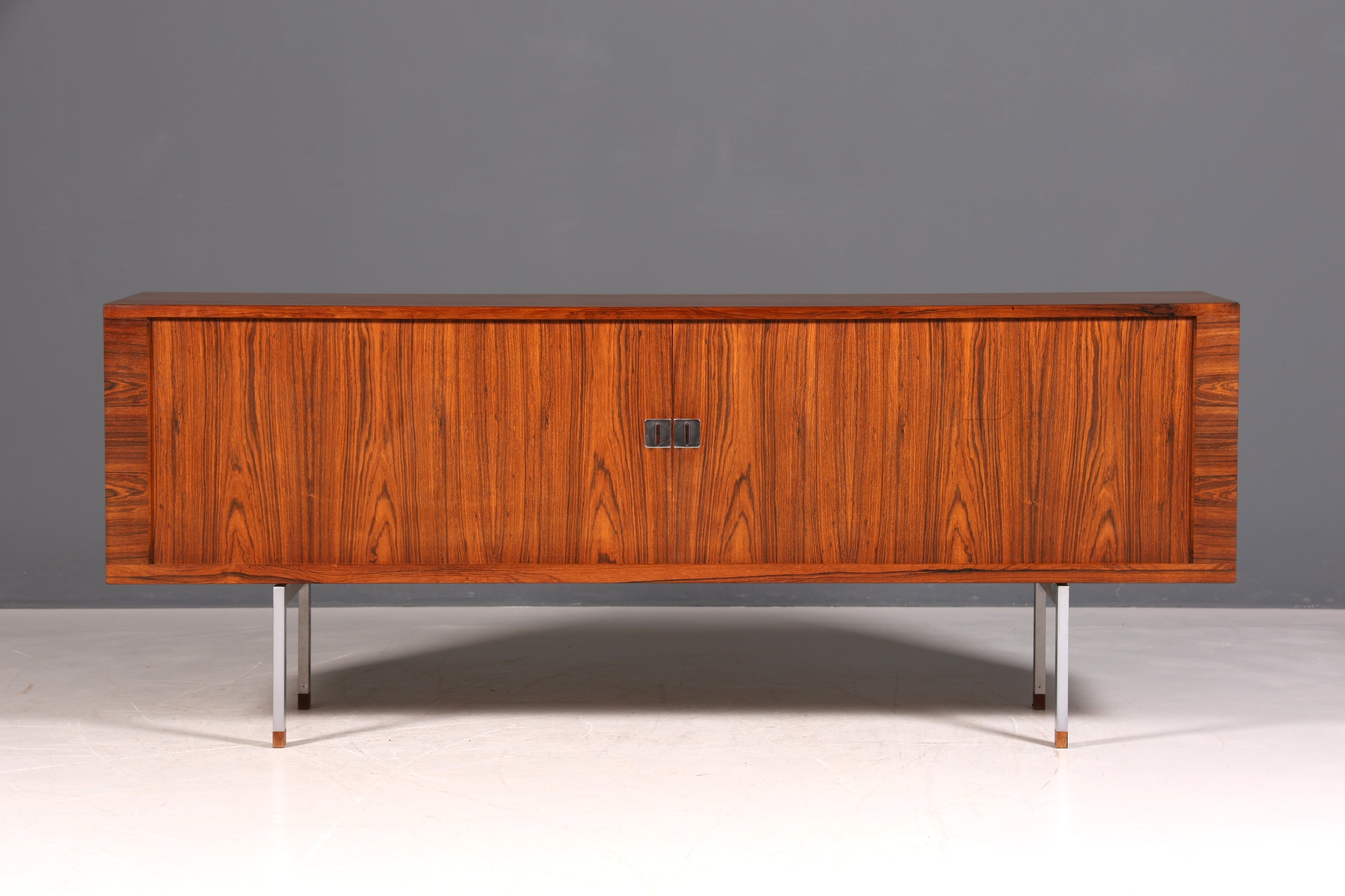 Beeindruckendes Original Hans J. Wegner für RY Møbler Modell RY 25 Sideboard Palisander Holz TV Kommode Vintage Schiebetür Schrank 2 von 2
