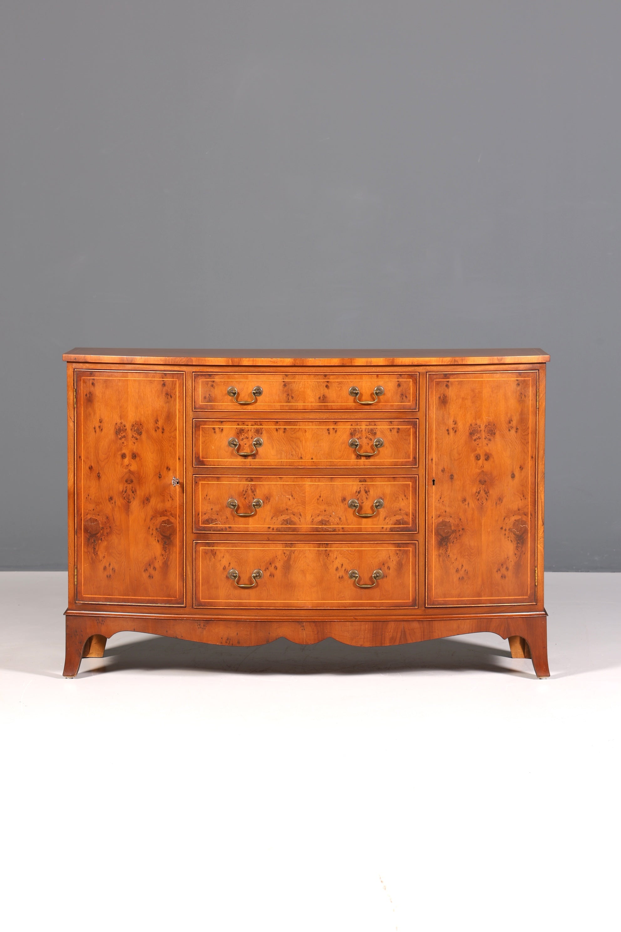 Wunderschönes Englisches Reprodux Bevan Funnell Sideboard echt Holz Schrank Antik Stil Buffetschrank Kommode
