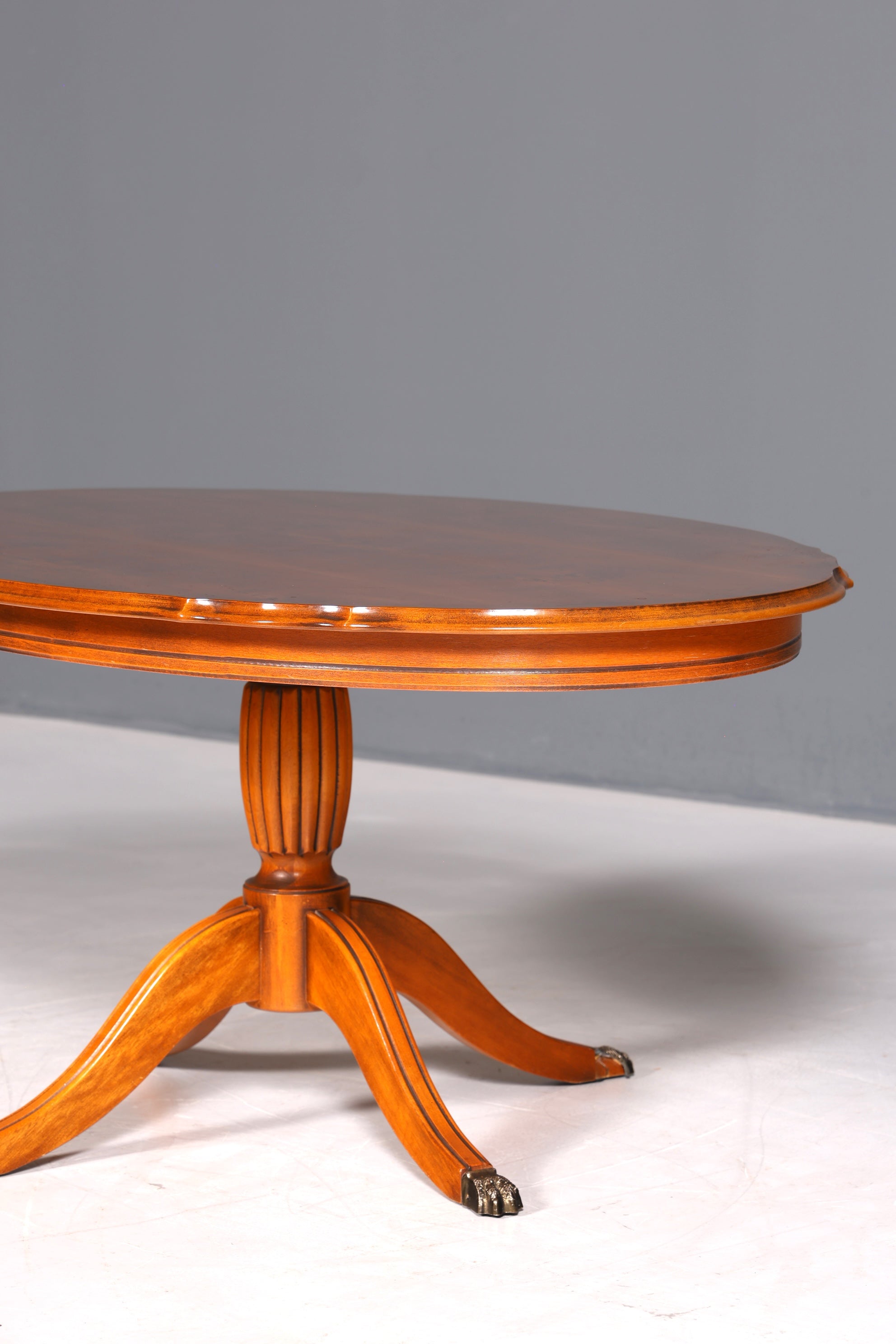 Beautiful English coffee table, antique style, yew wood, side table, Regency style