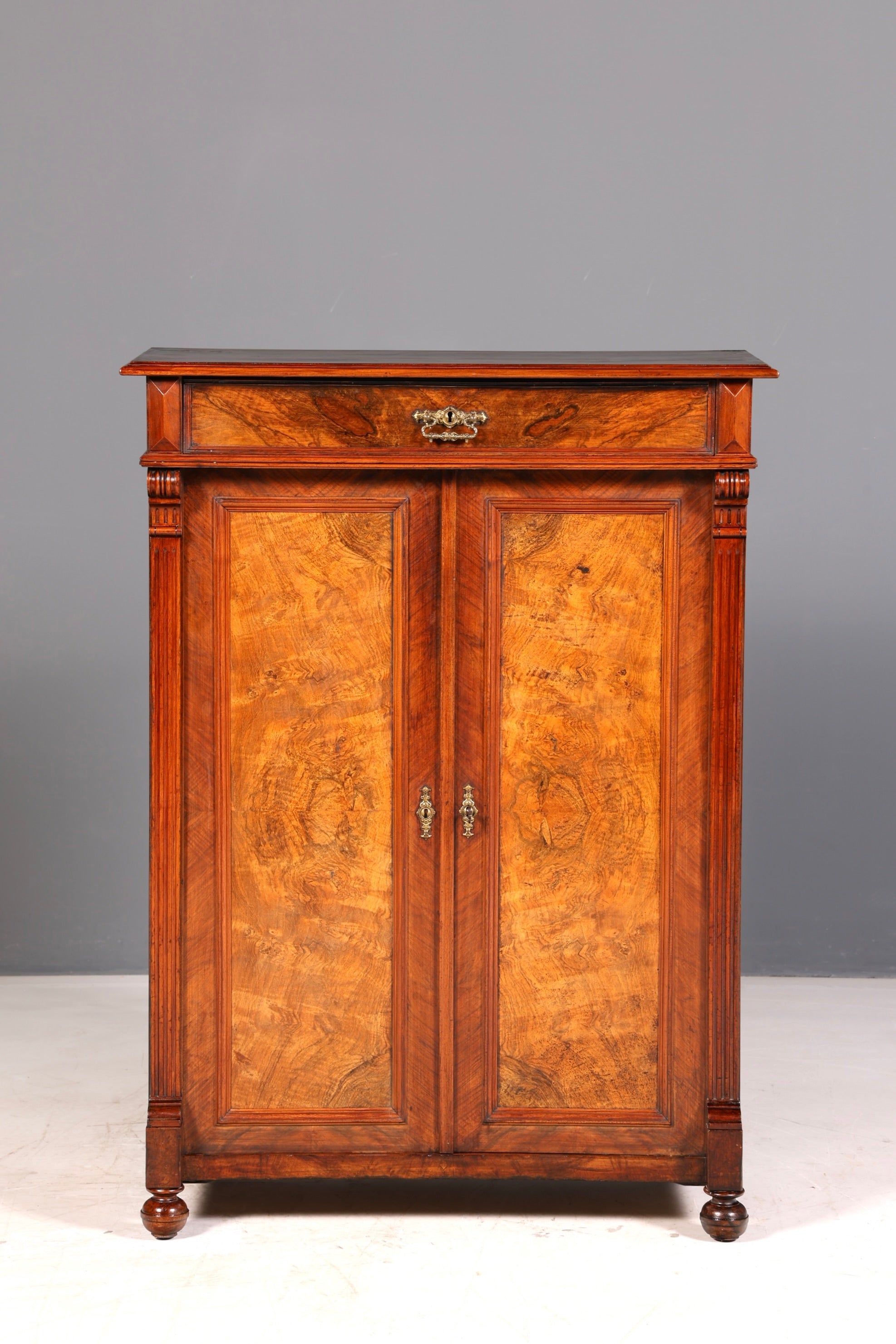 Stijlvolle Gründerzeit-kast, antieke vertiko, Jugendstil-commode, halmeubelkast, massief hout