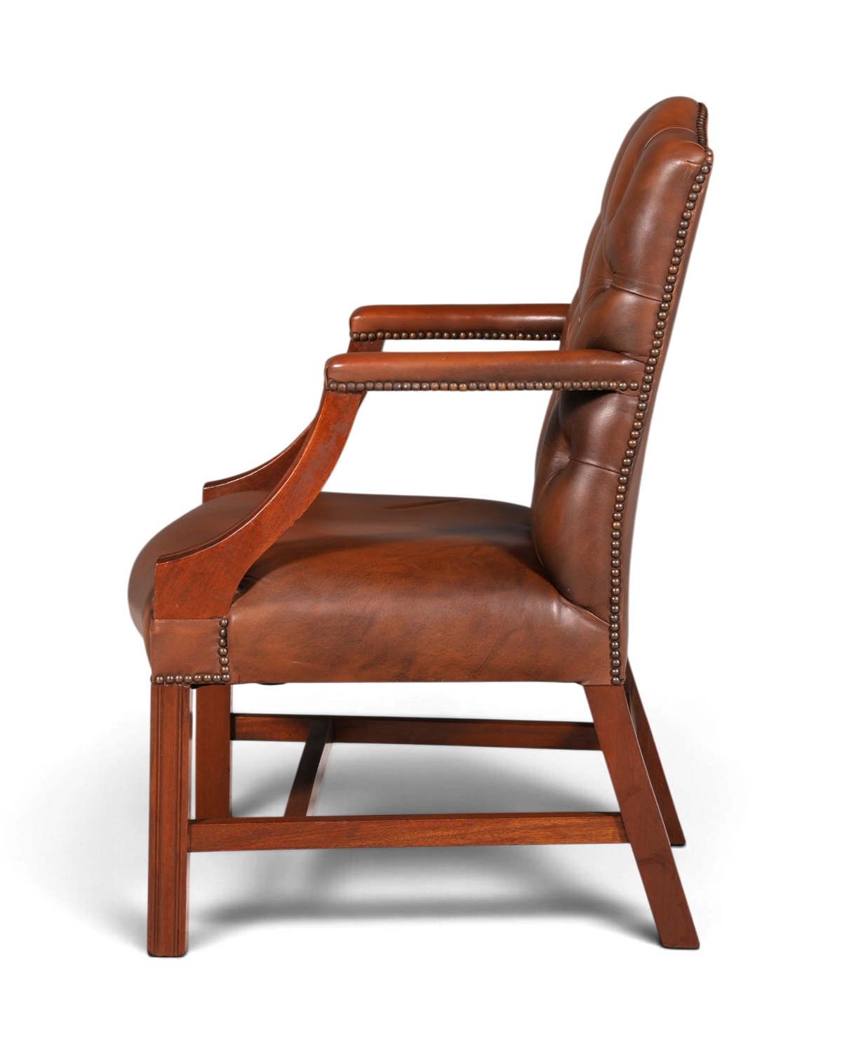 Hauptstadt Möblerei Chesterfield Armlehnstuhl in braunem Echtleder mit klassischer Knopfheftung und Holzgestell