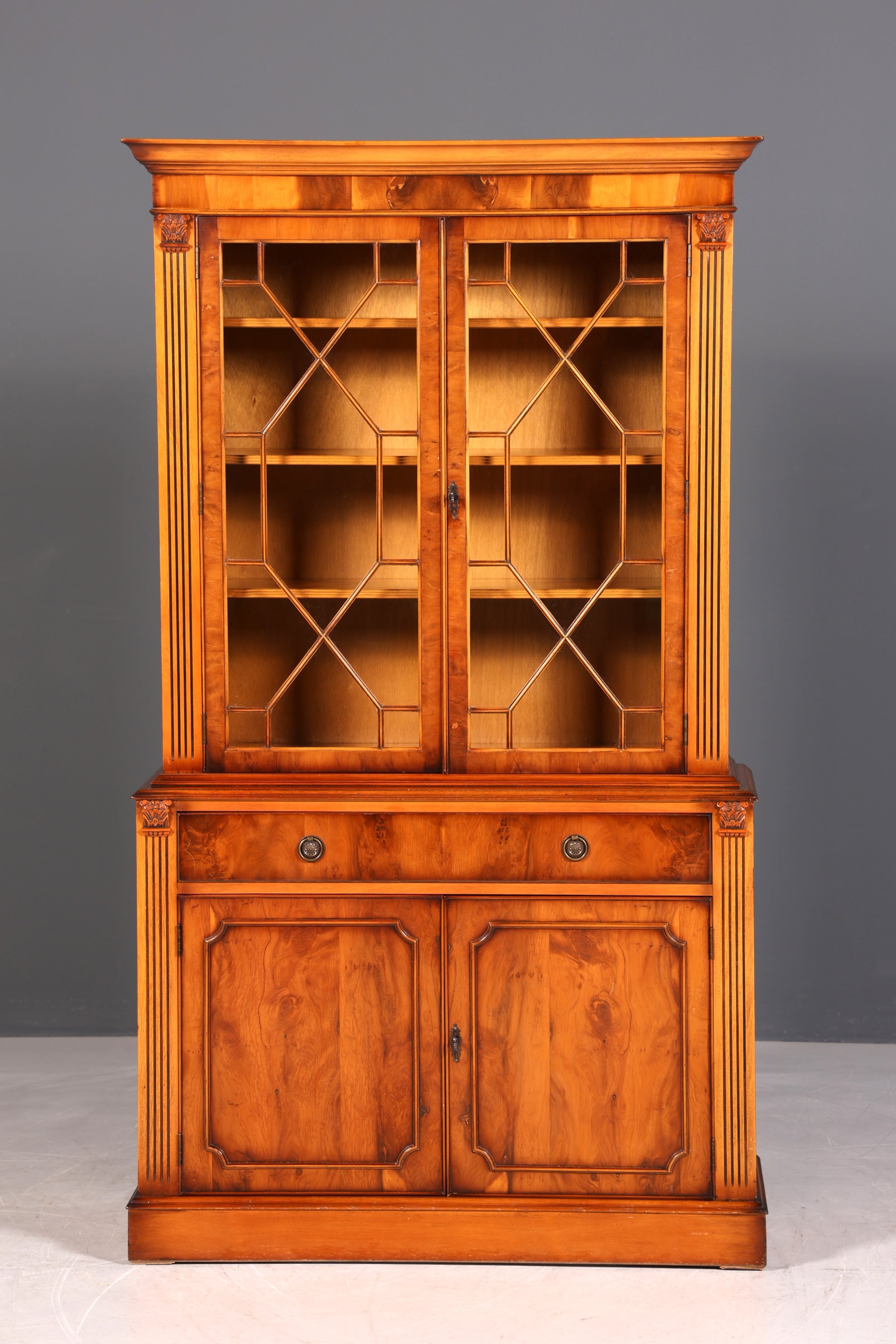 F995 Finish cm, Wunderschöne Englische Vitrine Bücherschrank Buffet Antik Stil Englisch Eibe Glasvitrine Bibliothek