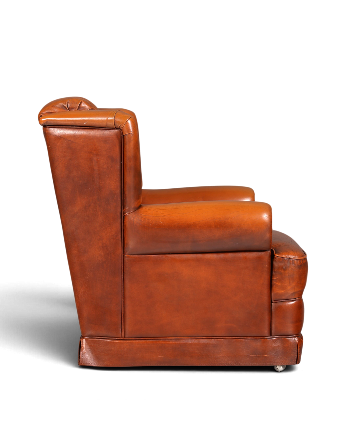Hauptstadt Möblerei Chesterfield Sessel in cognacfarbenem Echtleder mit Rollen, Seitenansicht