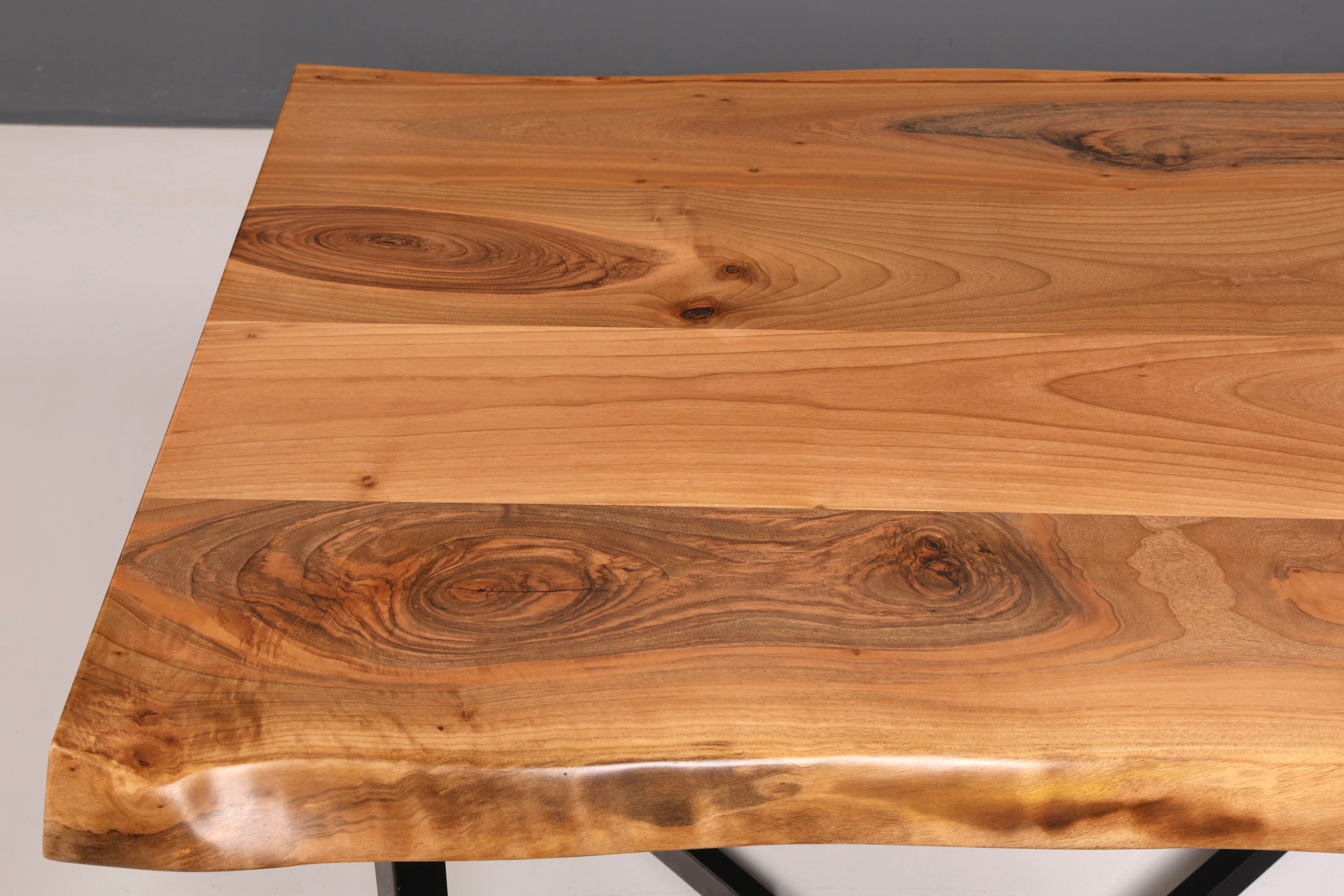 Traumhafter Nussbaum Tisch 140cm-100cm Esszimmer Tisch Baumkanten Platte Massiv Holz Küchentisch
