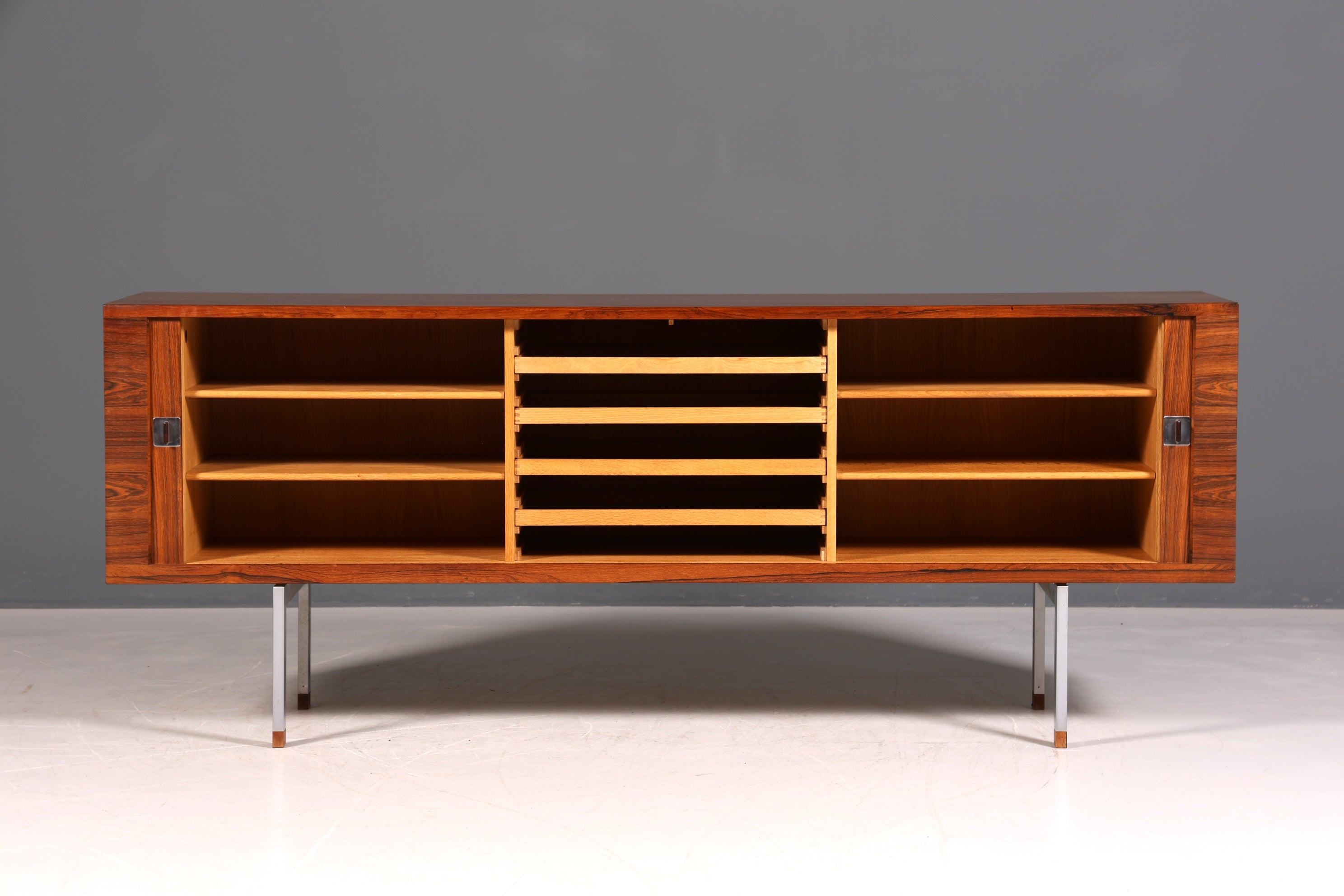 Beeindruckendes Original Hans J. Wegner für RY Møbler Modell RY 25 Sideboard Palisander Holz TV Kommode Vintage Schiebetür Schrank 2 von 2