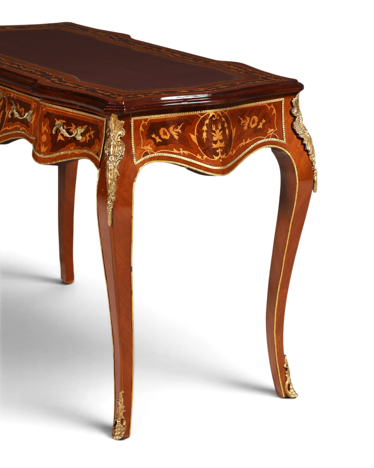 Hauptstadt Möblerei Schreibtisch im Louis XV Stil aus Massivholz mit Intarsien und dekorativen Messingbeschlägen