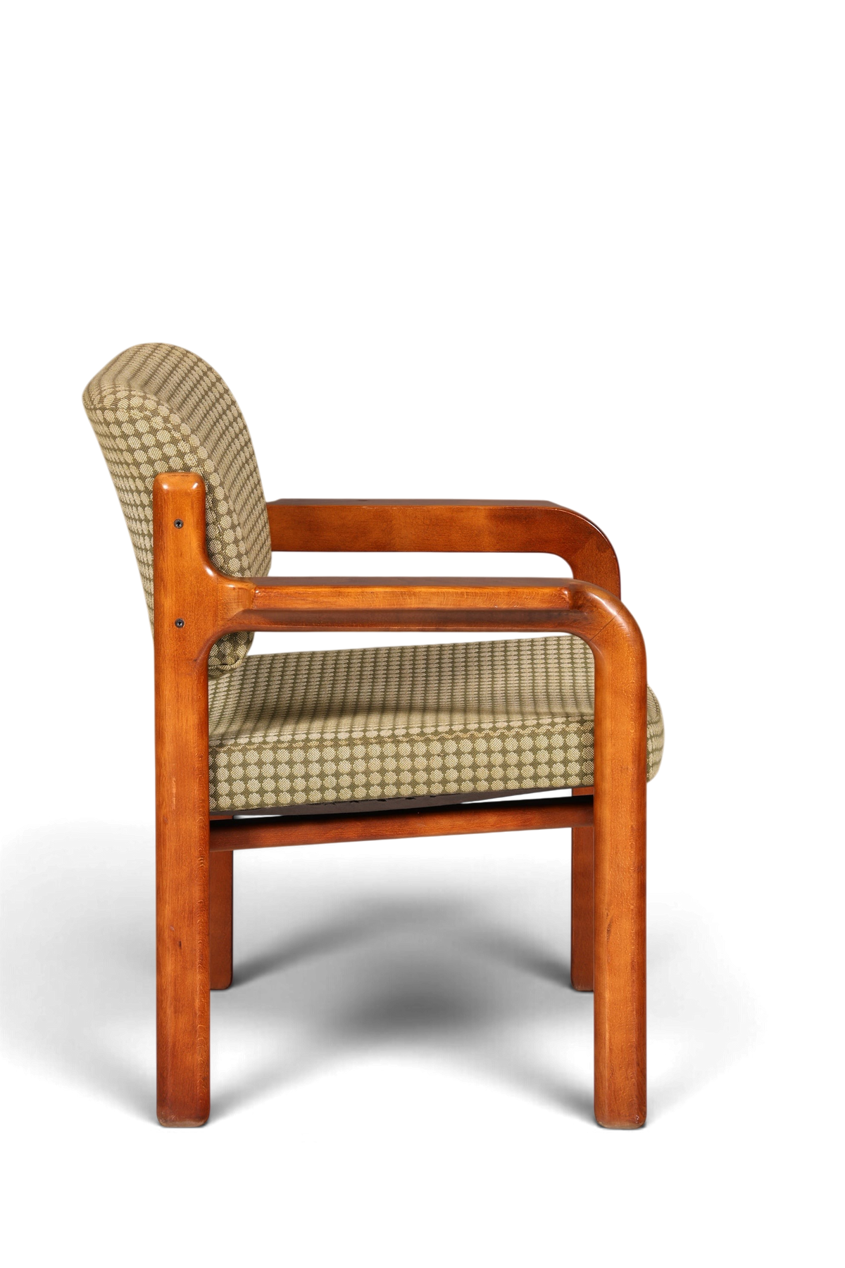 Hauptstadt Möblerei Mid Century Armlehnstuhl aus Holz mit gemustertem Stoffbezug in Seitenansicht