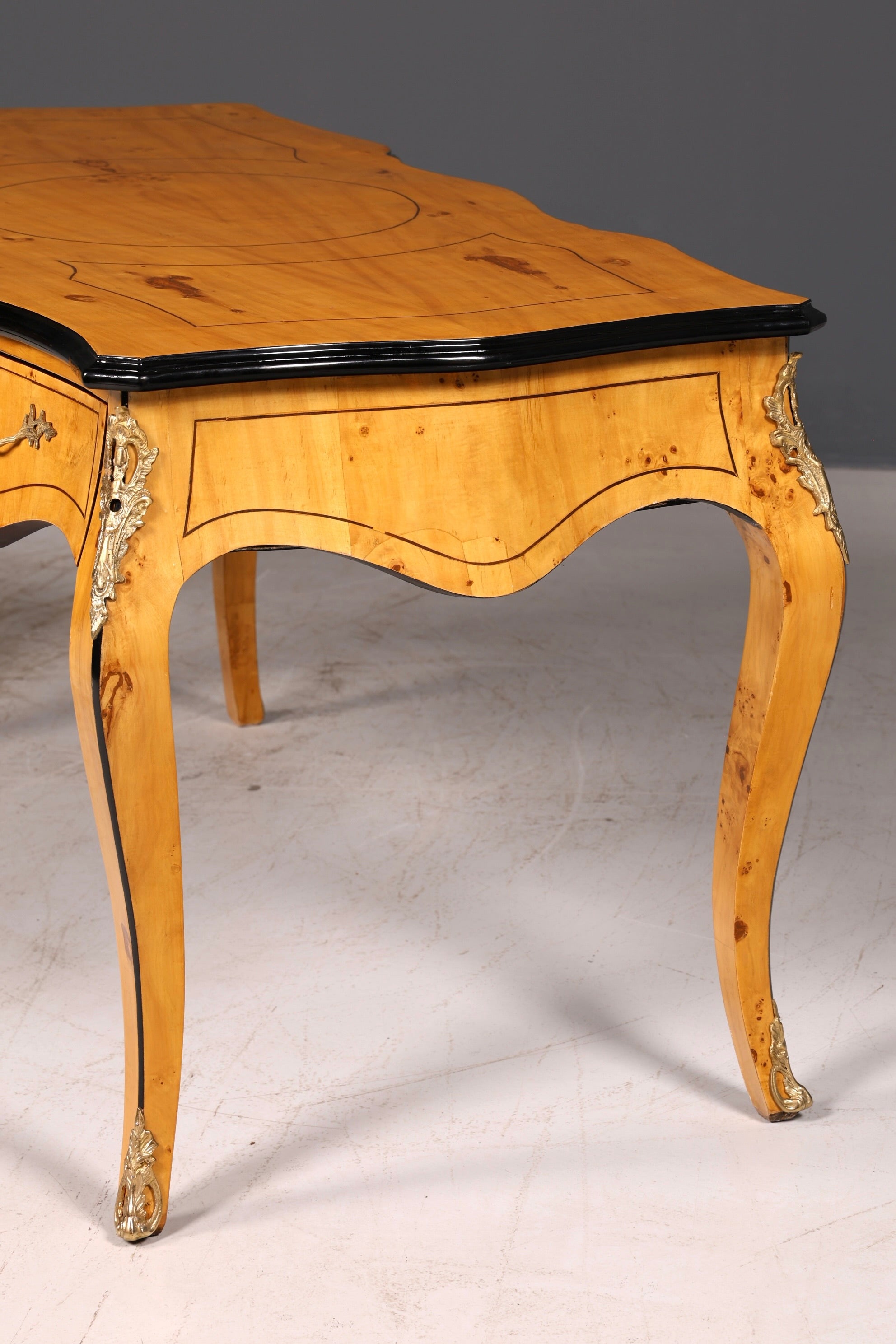 Prachtig bureau in Louis-XV-stijl, Franse kantoortafel in antieke stijl, massief houten bureau