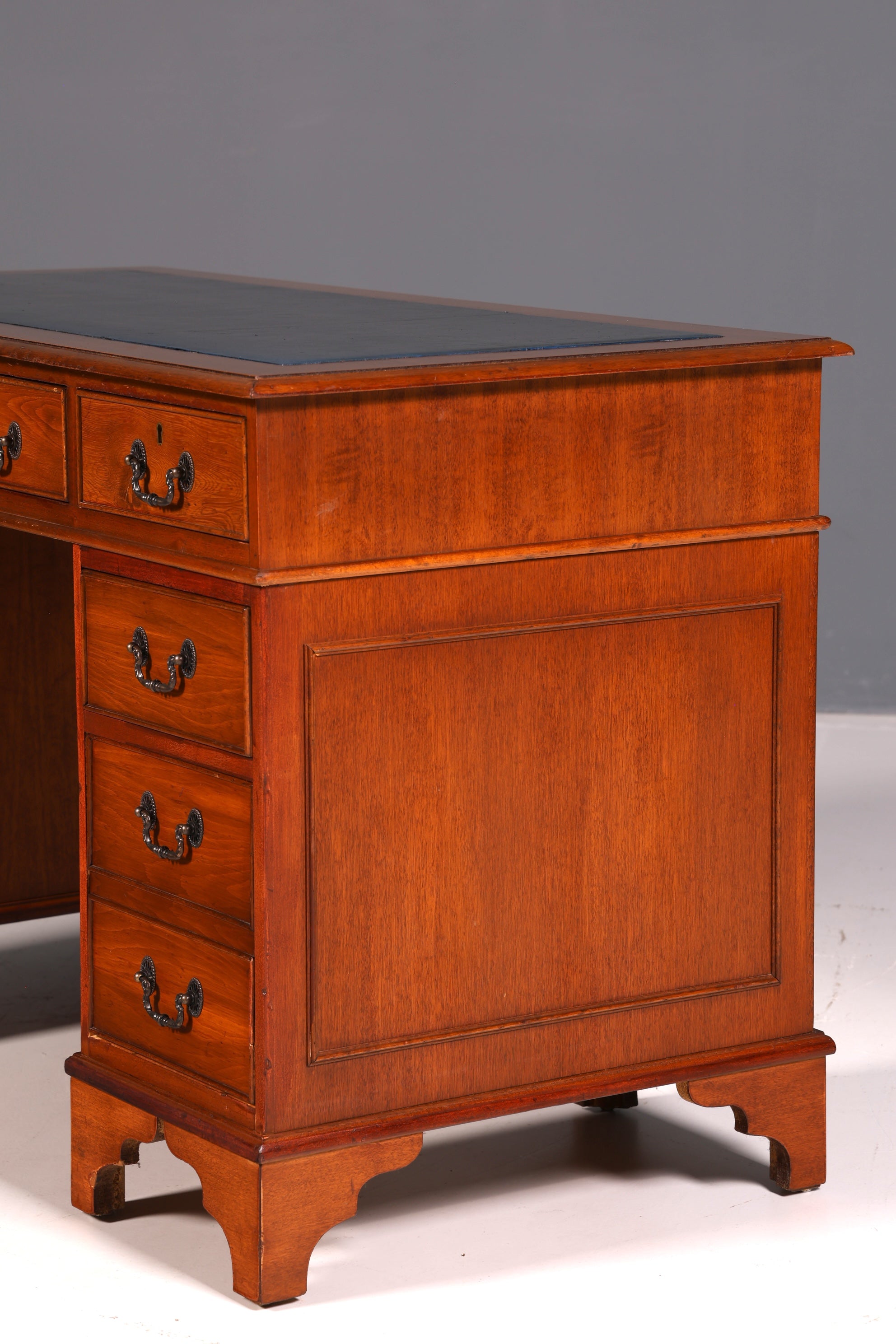 Prachtig Engels bureau van kersenhout met echt leren blad, kantoortafel, antiek vintage