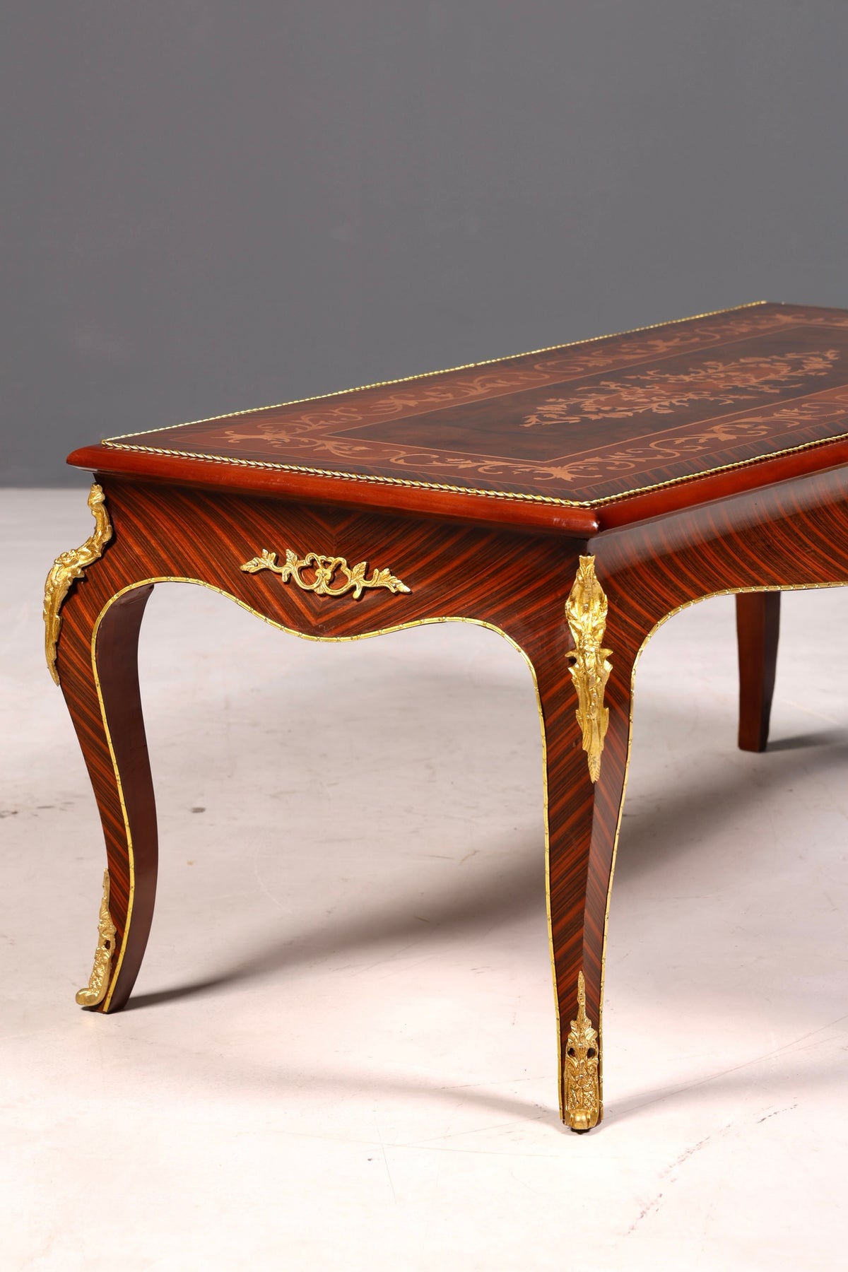 Prachtige barokke salontafel met inlegwerk, antiek messing, voor de woonkamer