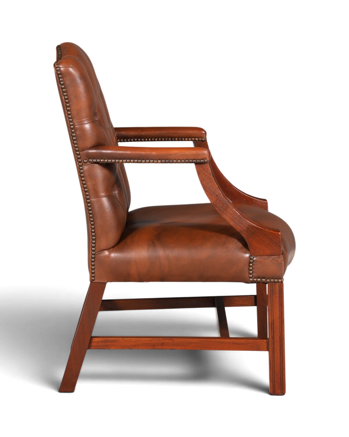 Hauptstadt Möblerei Chesterfield Armlehnstuhl aus braunem Echtleder mit Knopfheftung und Holzrahmen, Seitenansicht
