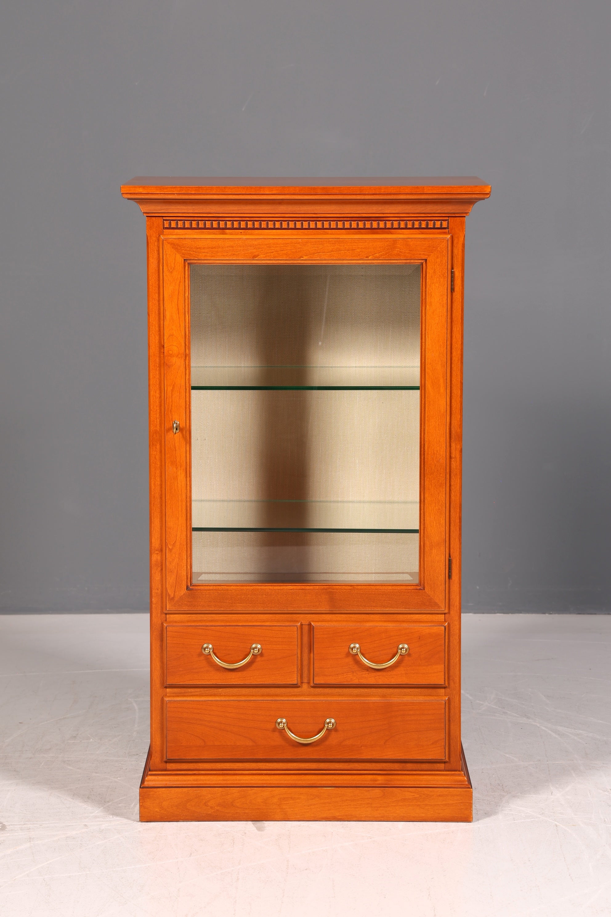 Wunderschöne Original Selva Style International Vitrine Kirschholz Antik Stil Glasvitrine Vertiko Geschirrschrank Italienische Möbel