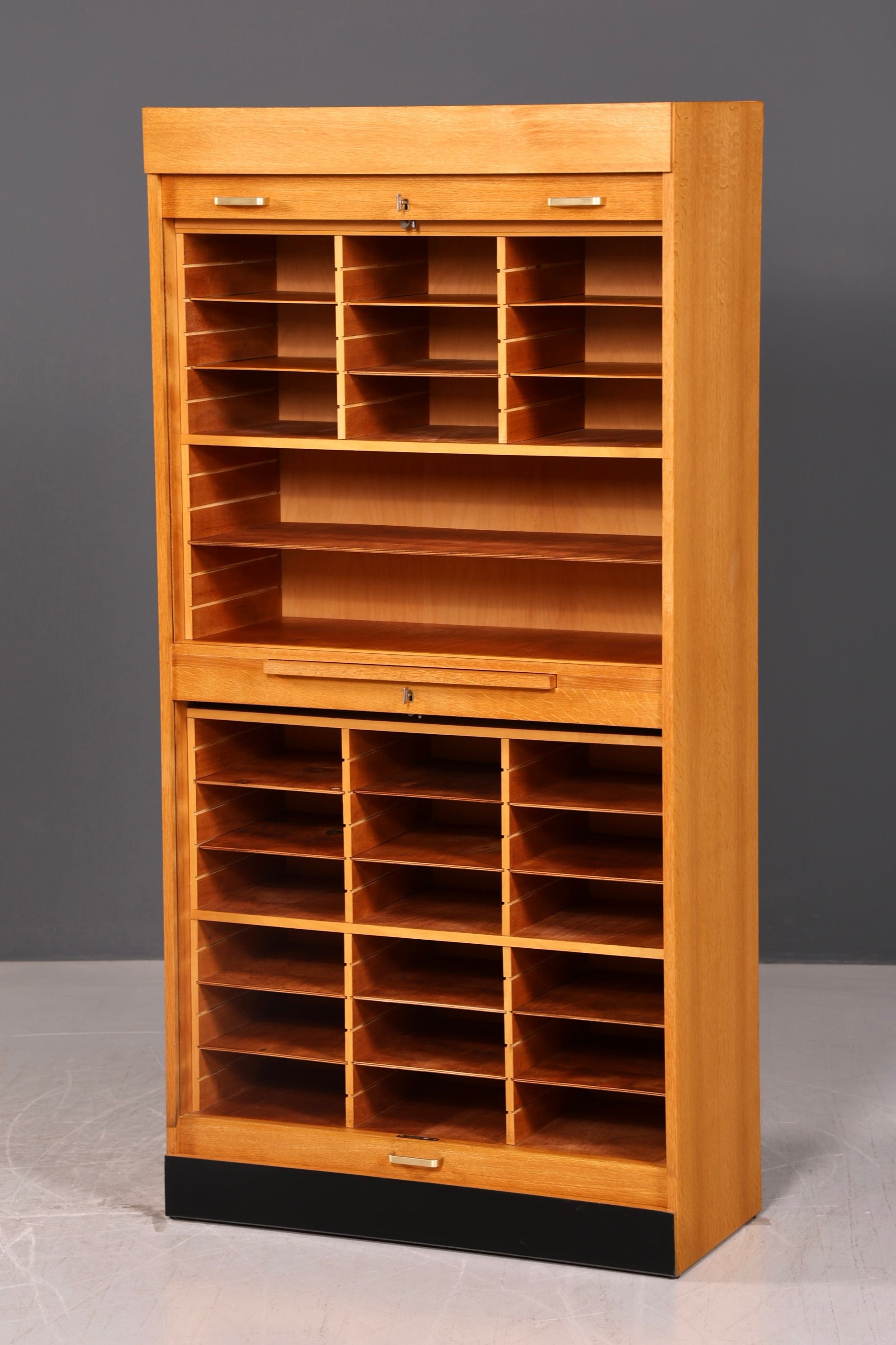 Stilvoller Mid Century Rollladenschrank Bauhaus Apothekerschrank Art Deco Büro Aktenschrank