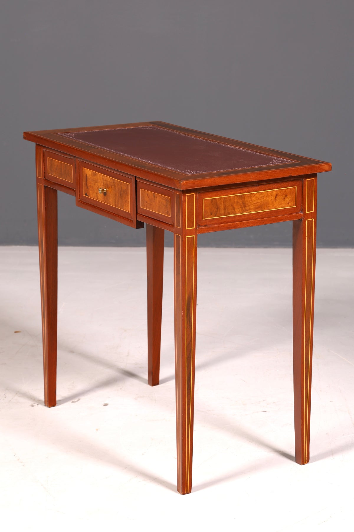 Prachtige verfijnde schrijftafel in antieke Franse stijl, echt houten bureau, kantoortafel
