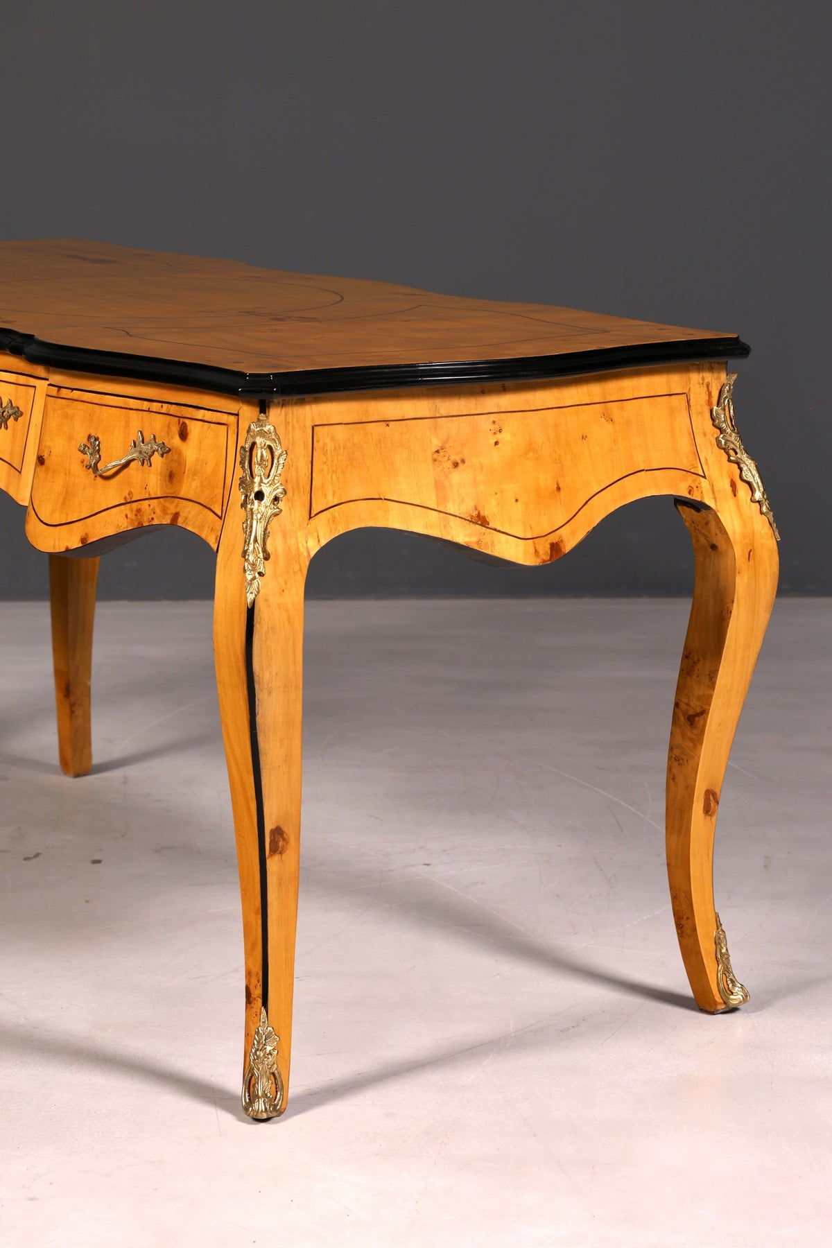Prachtig bureau in Louis-XV-stijl, Franse kantoortafel in antieke stijl, massief houten bureau