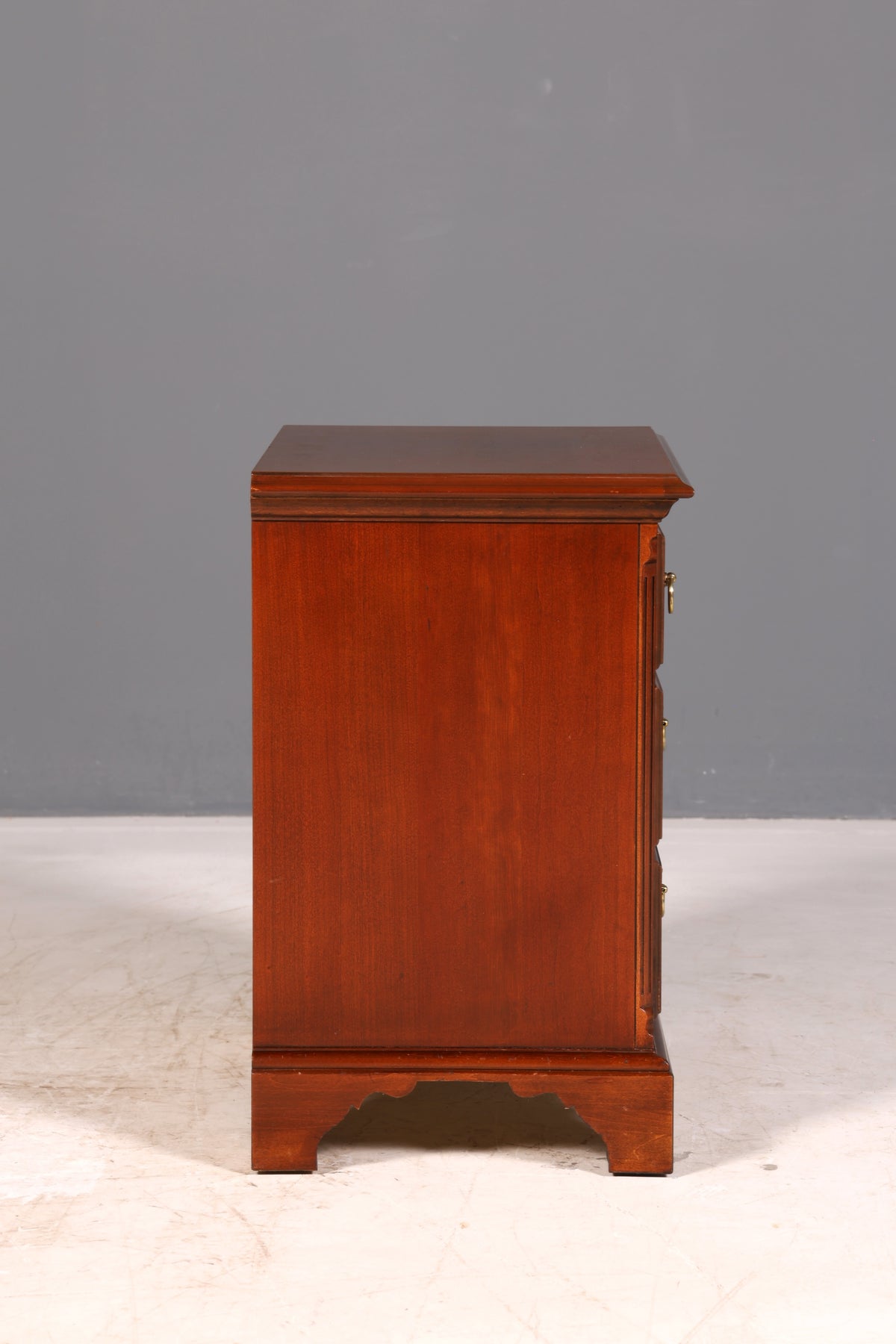Elegant Drexel Heritage dresser in antique style, bedside table, USA chest of drawers 1 of 2