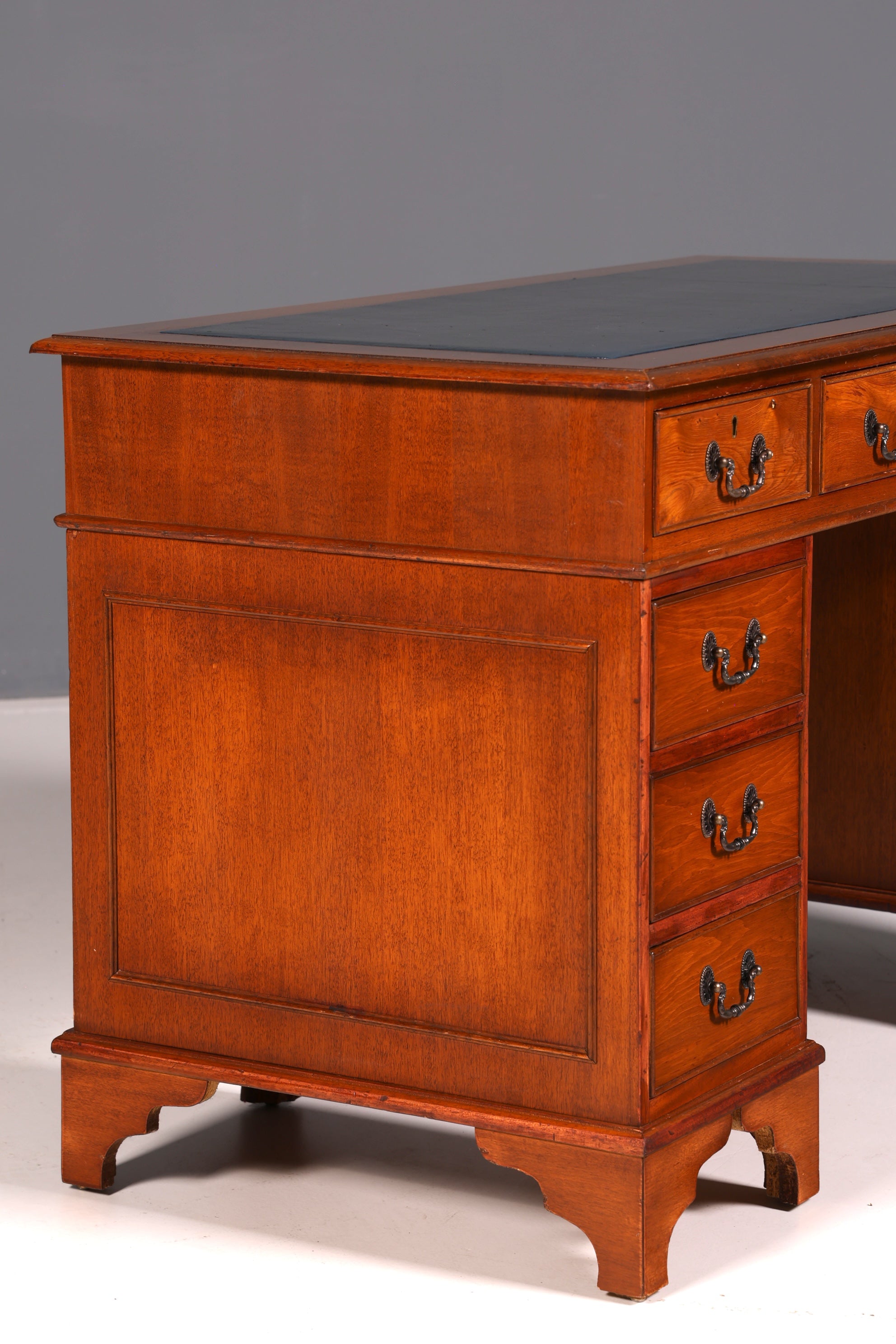 Prachtig Engels bureau van kersenhout met echt leren blad, kantoortafel, antiek vintage
