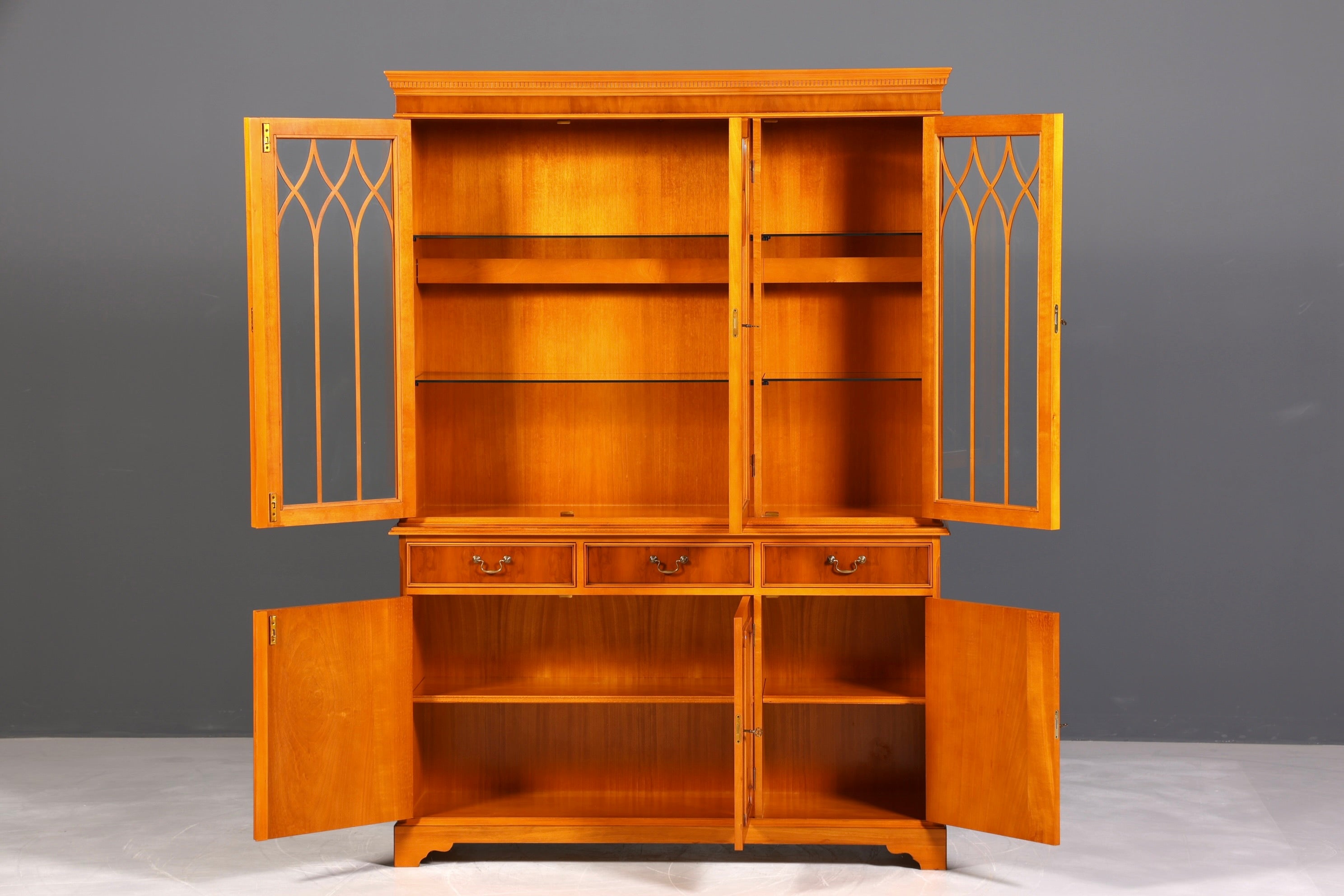 F946 Finish Wunderschöne Englische Vitrine Bücherschrank Buffet Antik Stil Englisch Eibe Glasvitrine Bibliothek