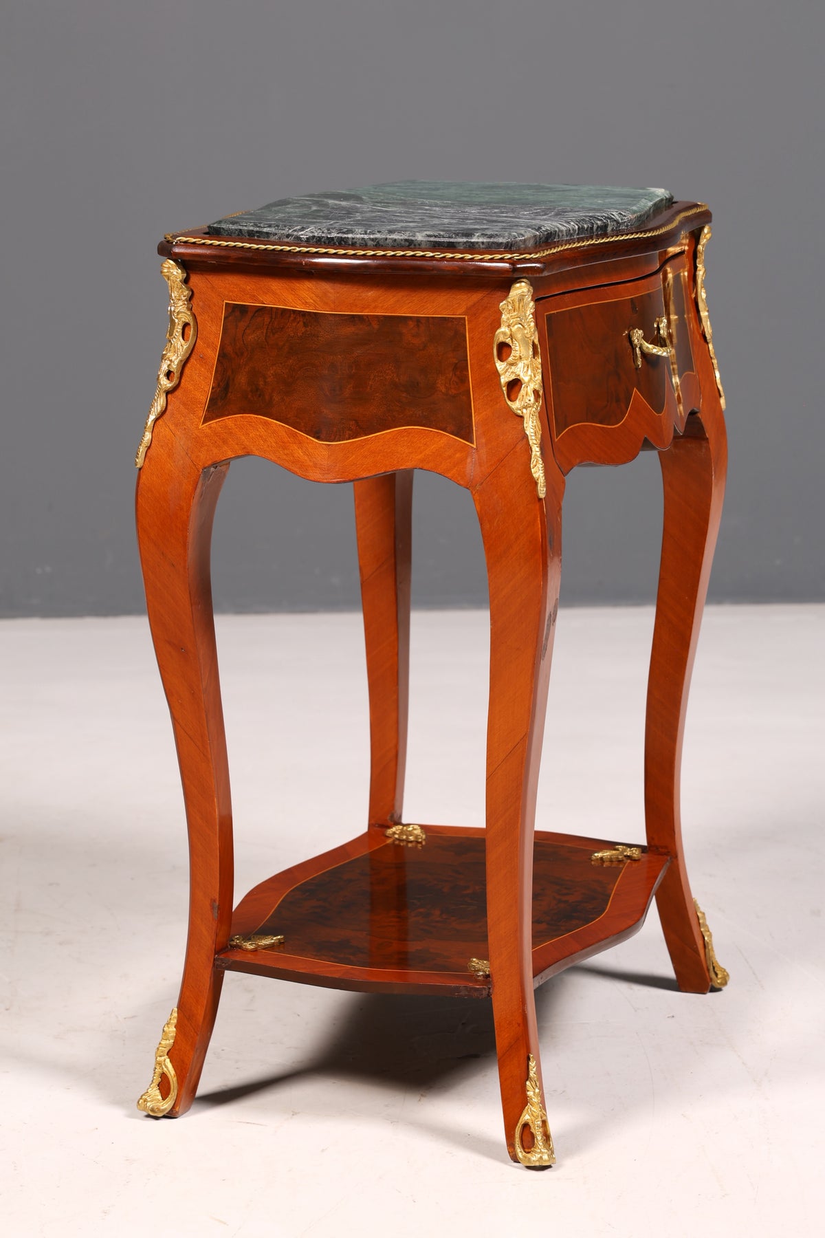Prachtige Louis XV-bijzettafel in barokstijl, marmeren commode en telefoontafel