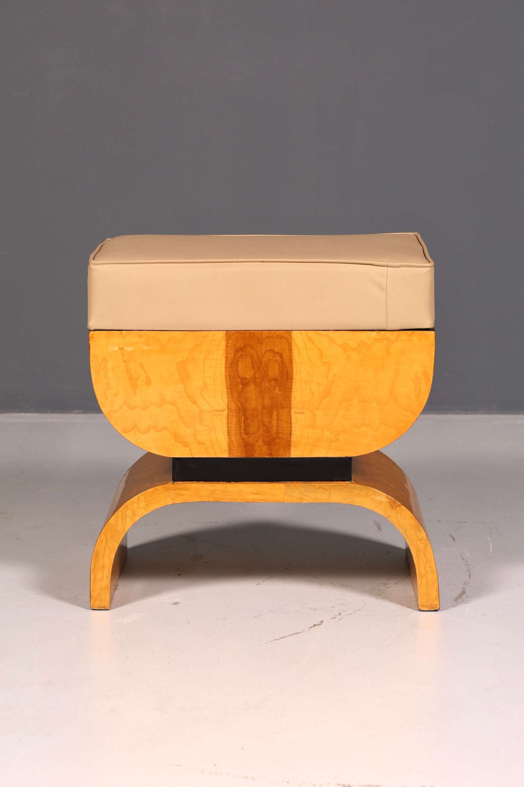 Prachtige kruk in art-decostijl, van berkenhout, zitkruk, voetenbank, antiek, vintage