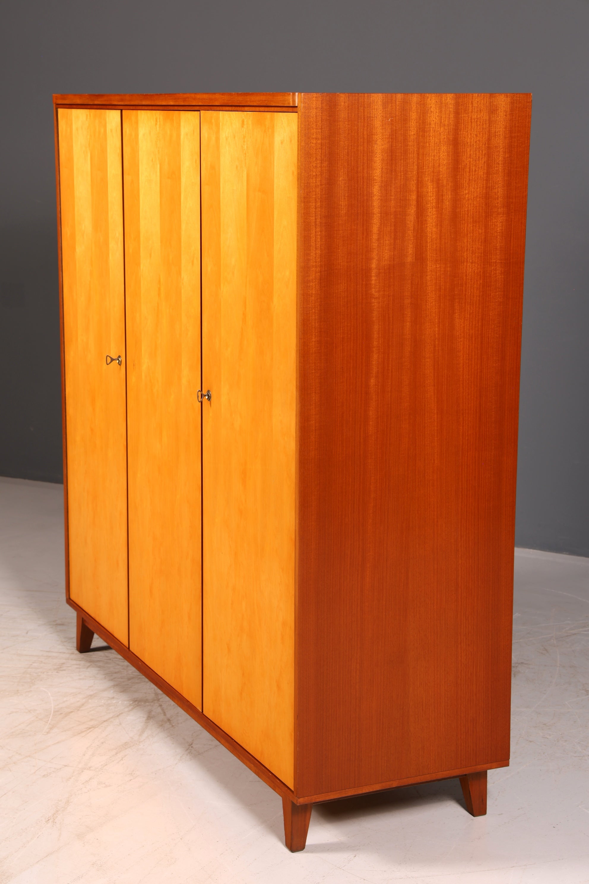 Traumhafter XL Mid Century Kleiderschrank Vintage Schrank Retro Wäscheschrank Dielenschrank Schlafzimmer