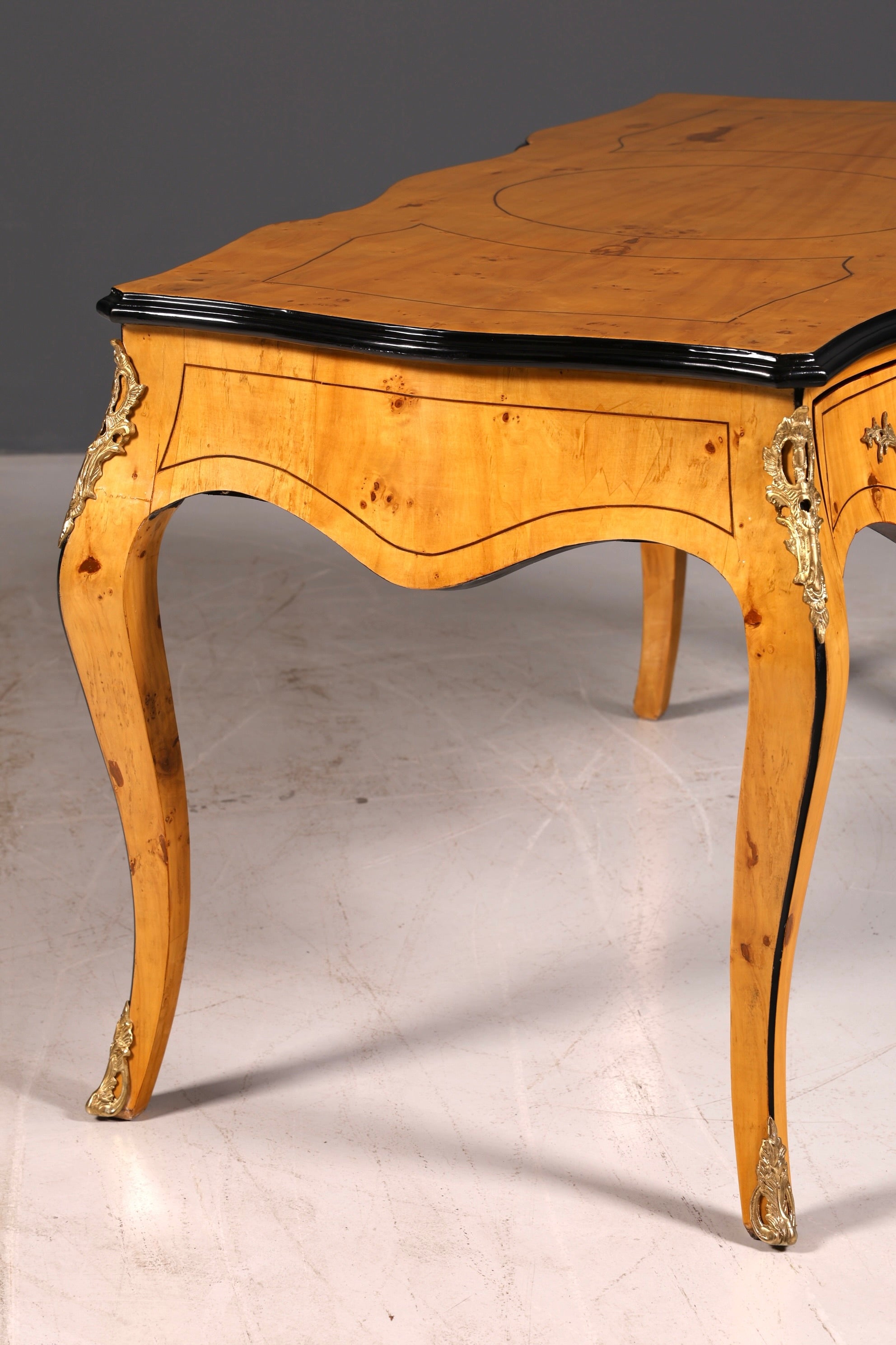 Prachtig bureau in Louis-XV-stijl, Franse kantoortafel in antieke stijl, massief houten bureau