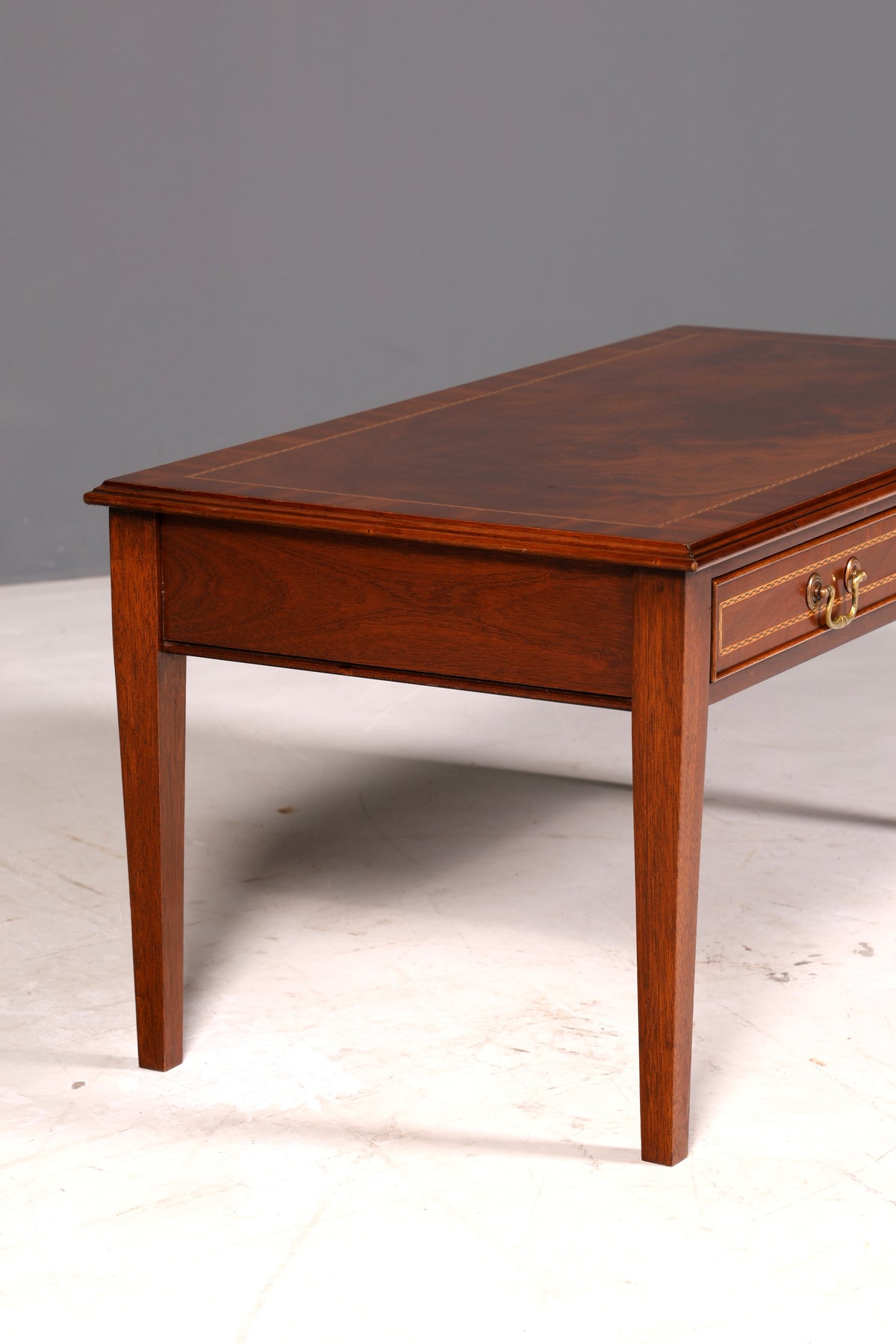 Prachtige Engelse salontafel van mahonie, bijzettafel van echt hout, aflegtafel, woonkamertafel