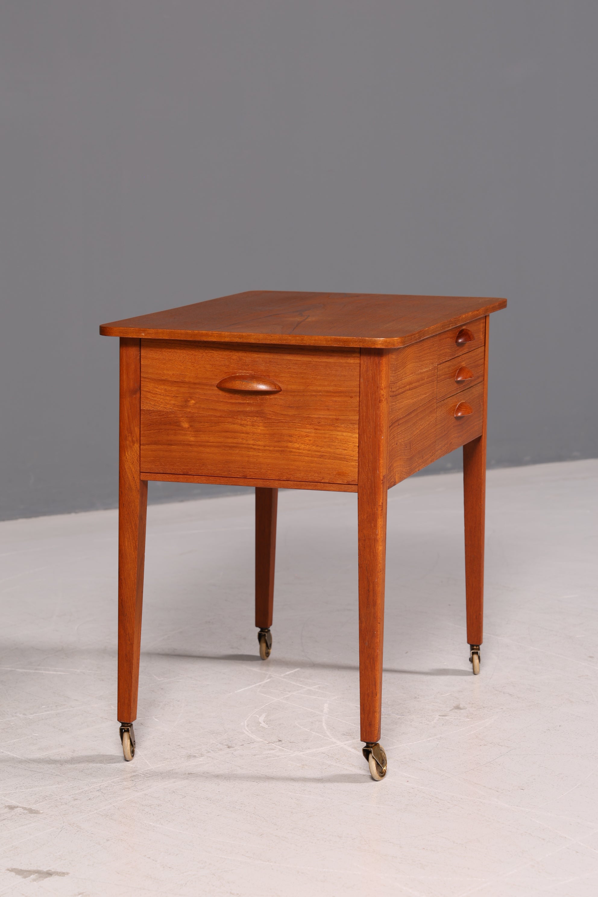 Wunderschöner Mid Century Beistelltisch Nähkasten Nähtisch Retro 60er Rolltisch Vintage Holz Skandinavisch