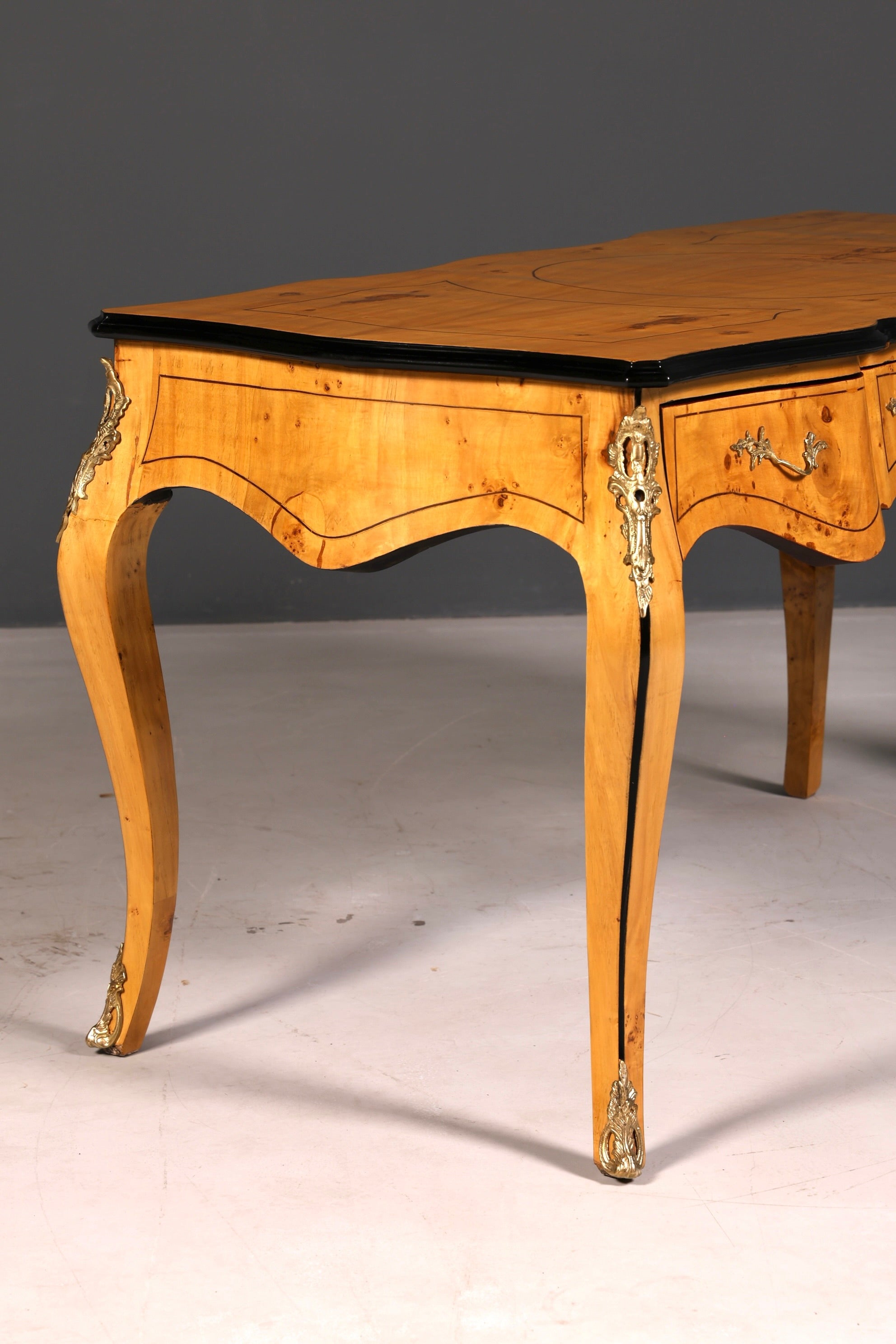 Prachtig bureau in Louis-XV-stijl, Franse kantoortafel in antieke stijl, massief houten bureau