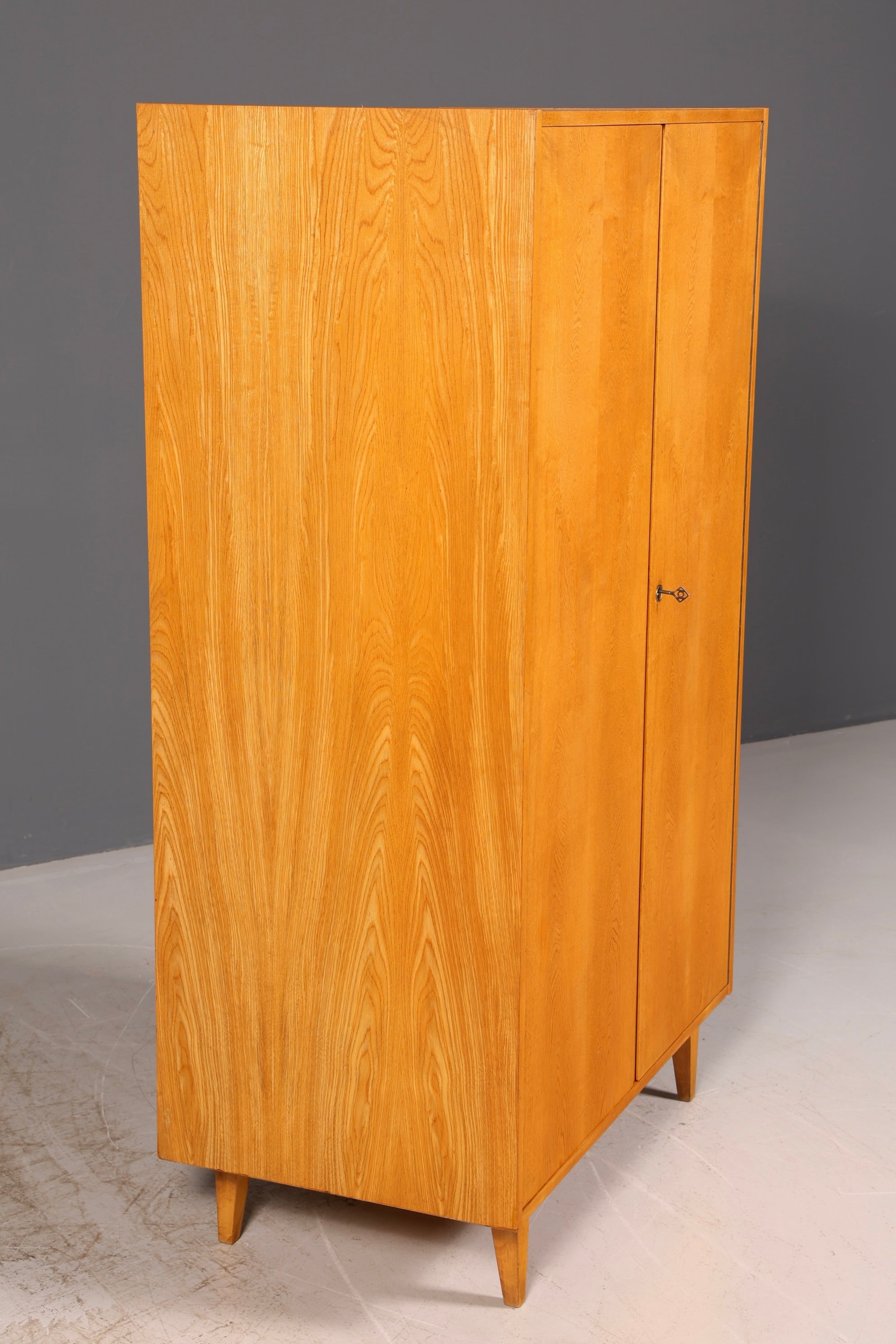 Traumhafter Original Hellerau Kleiderschrank Mid Century Vintage Schrank Retro Wäscheschrank Dielenschrank