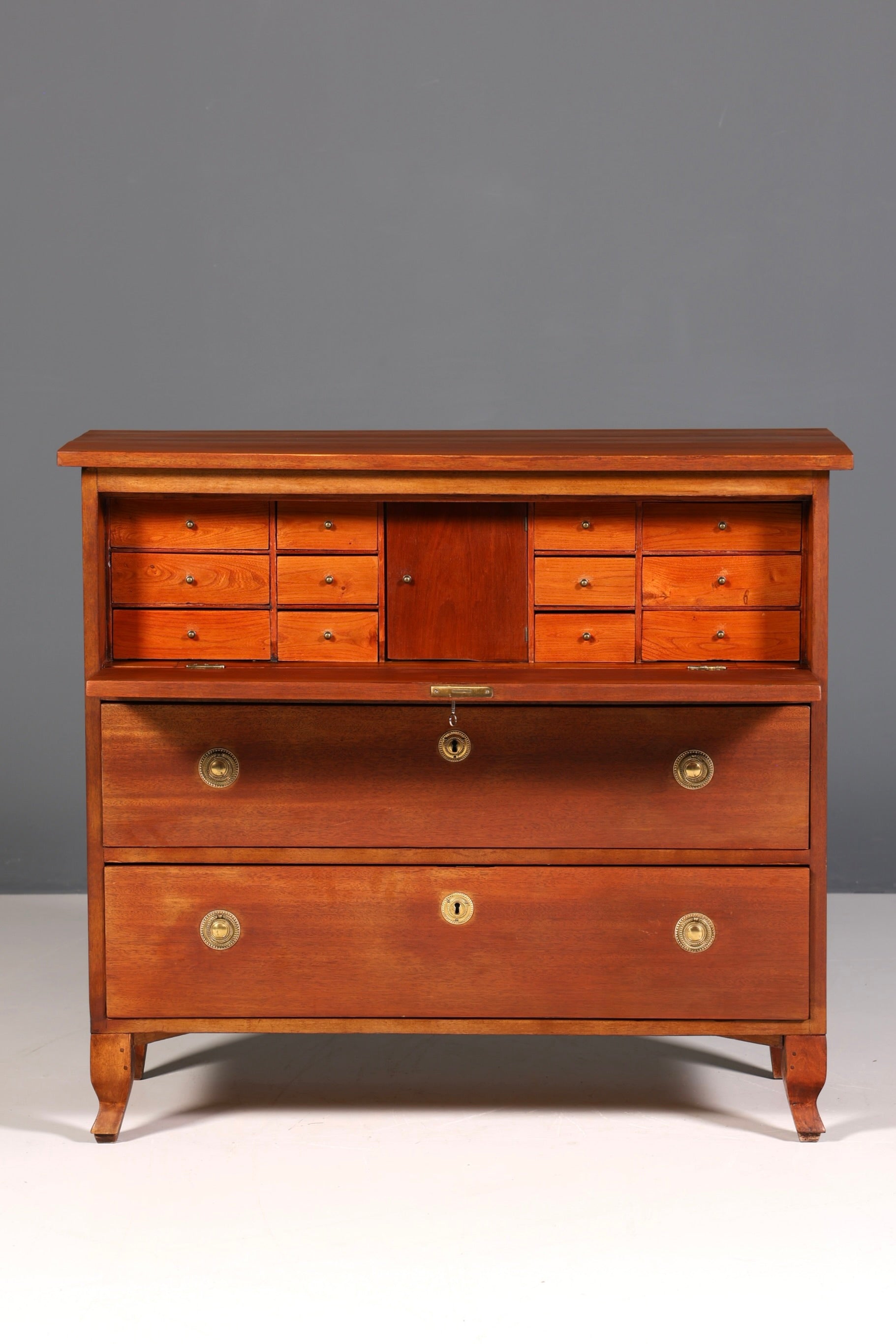 F826 Finish Antik Sekretär?