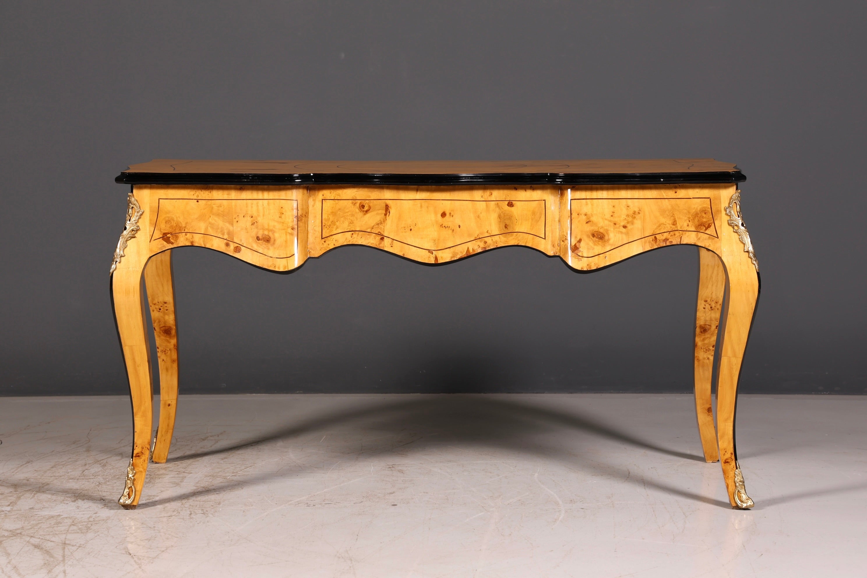Prachtig bureau in Louis-XV-stijl, Franse kantoortafel in antieke stijl, massief houten bureau