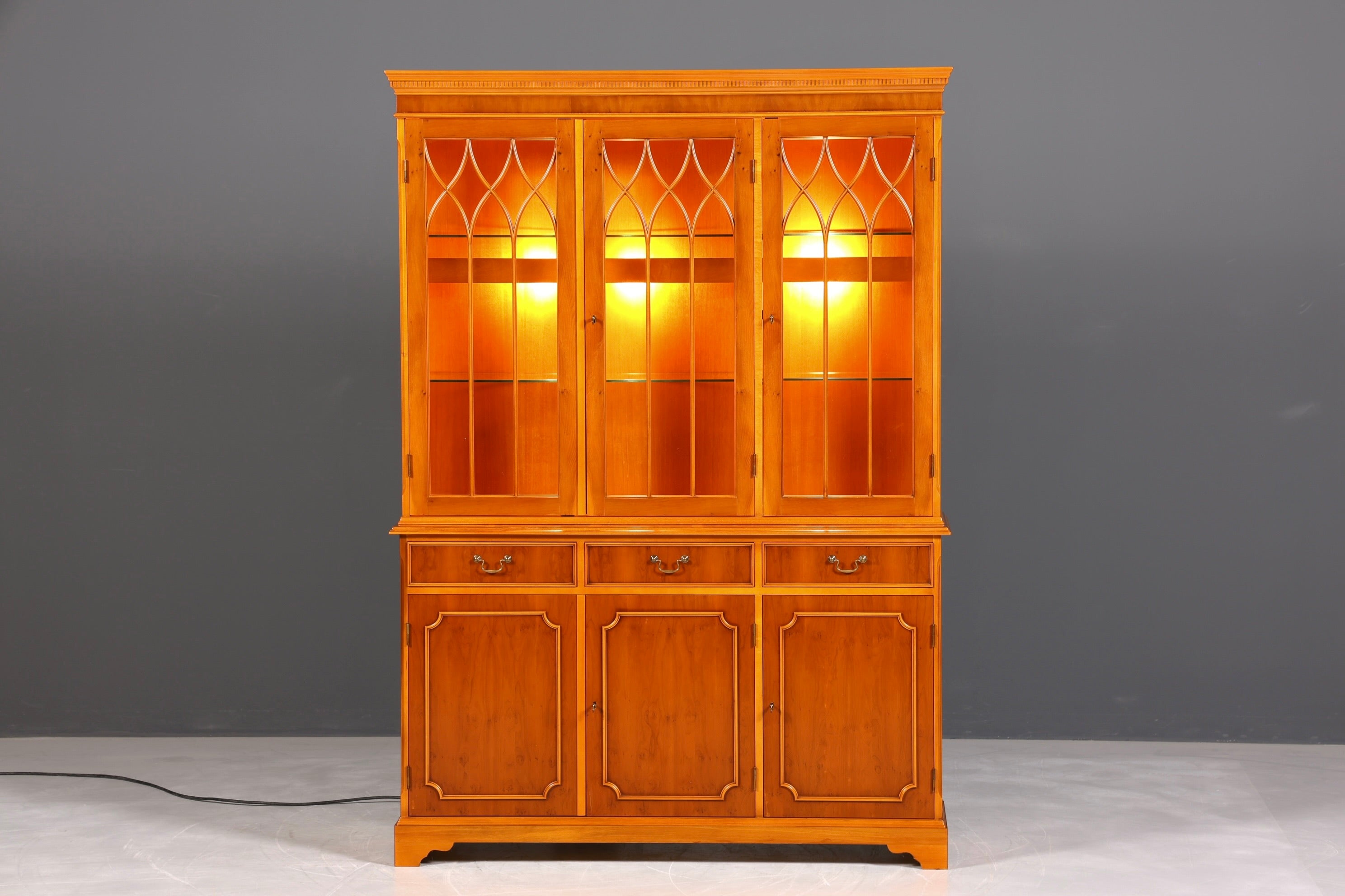 F946 Finish Wunderschöne Englische Vitrine Bücherschrank Buffet Antik Stil Englisch Eibe Glasvitrine Bibliothek