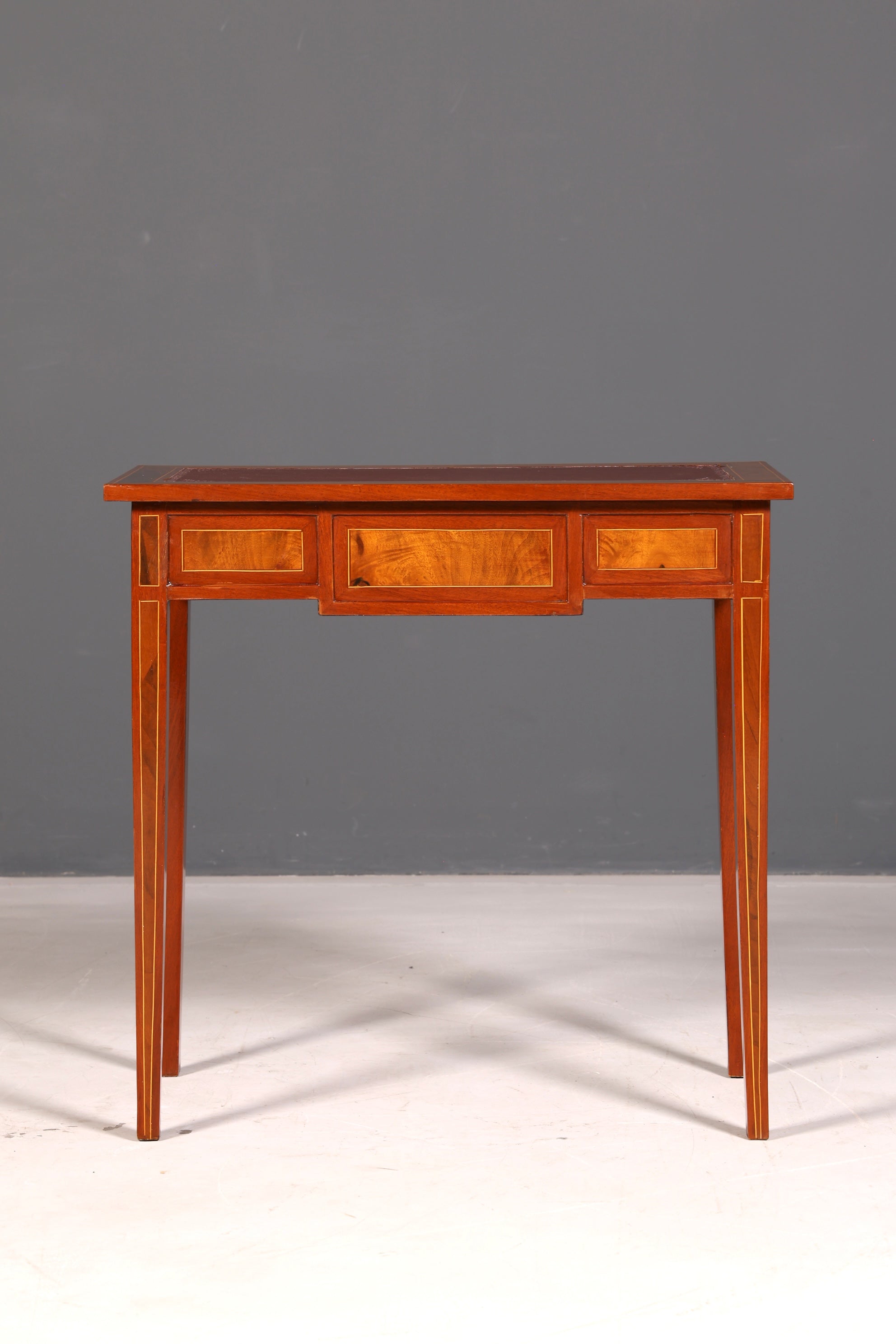 Prachtige verfijnde schrijftafel in antieke Franse stijl, echt houten bureau, kantoortafel