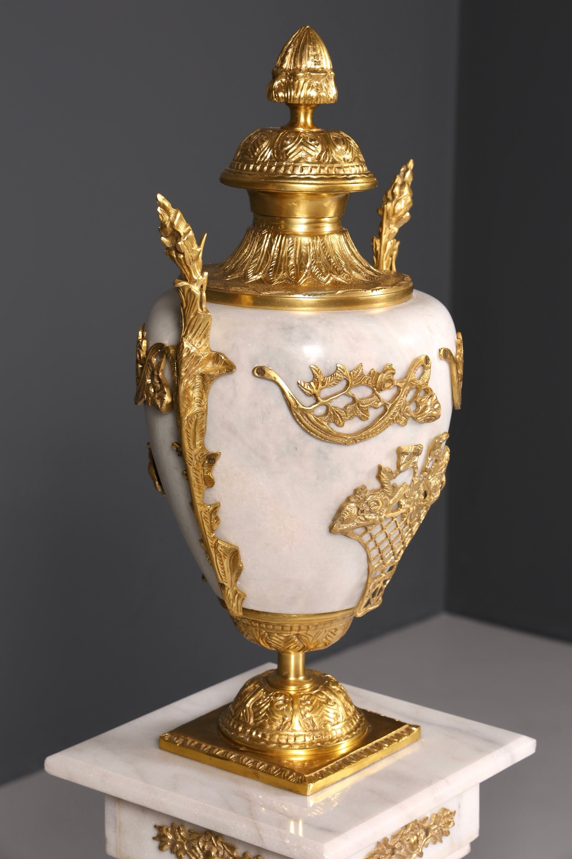 Wunderschöne Barock Stil Säule mit Vase Louis XV Marmor Blumensäule weißer Naturstein Sockel Ablage