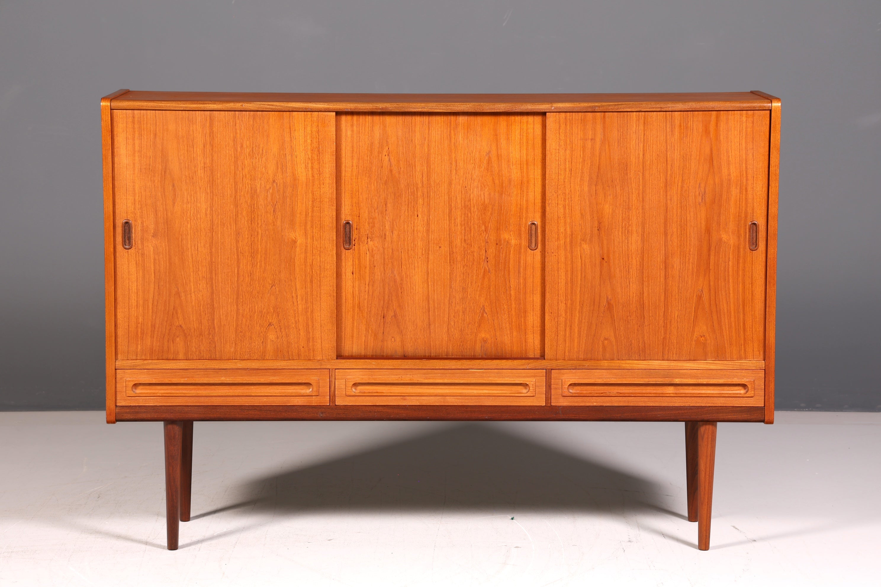 Stilvolles Mid Century Highboard Teak Holz Danish Design Sideboard Schrank Vintage Kommode Skandinavisch