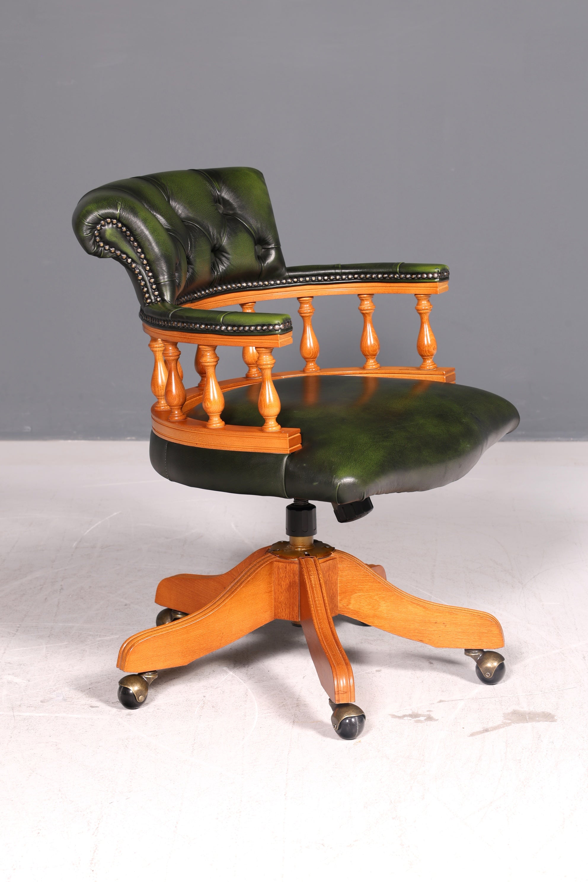 Wunderschöner Original Chesterfield Centurion Bürostuhl Grün Echt Leder Englisch Herrensessel Höhenverstellbar Drehsessel