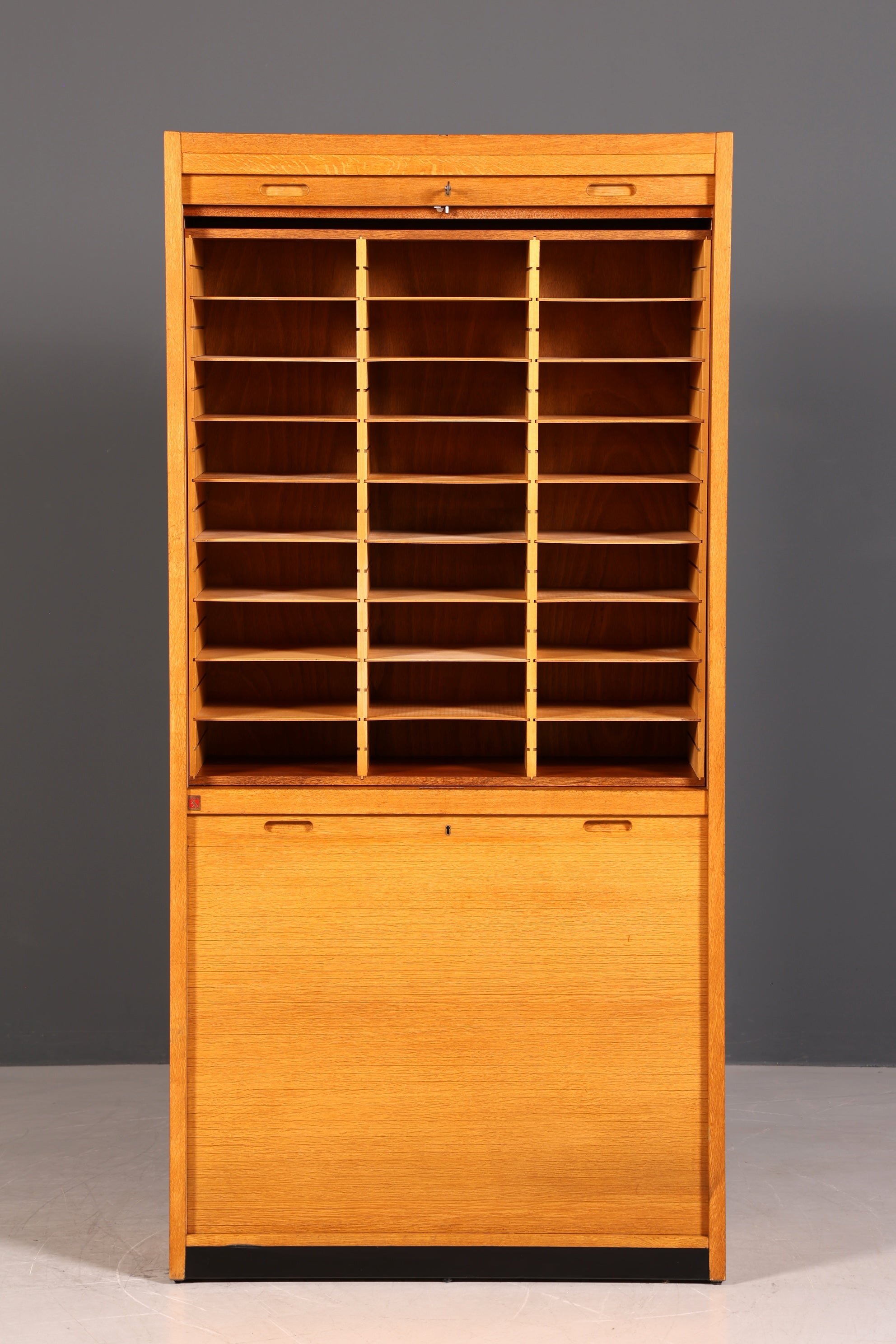 Stilvoller Mid Century Rollladenschrank Bauhaus Apothekerschrank Art Deco Büro Aktenschrank