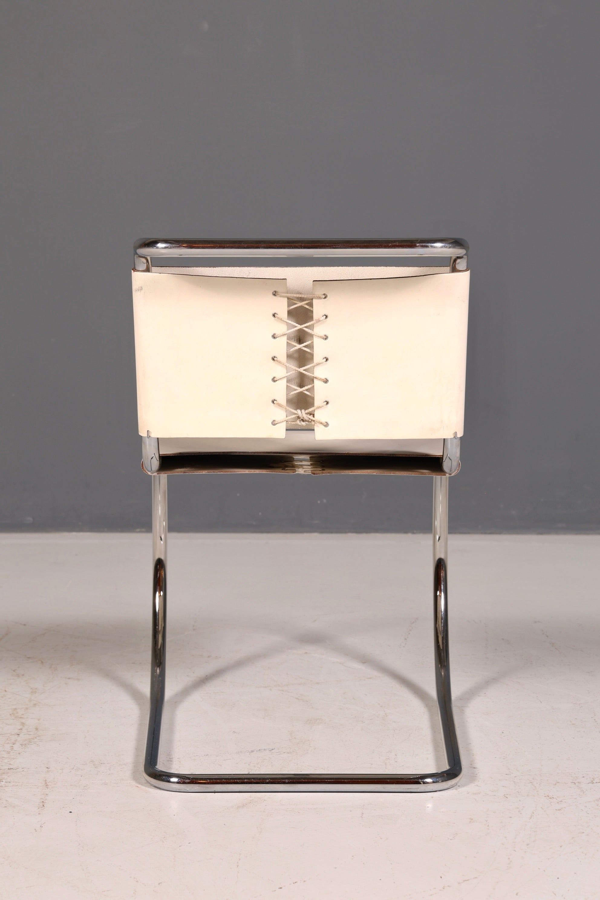 Edler Original Knoll International Freischwinger Stuhl MR Chair Mies van der Rohe Chrom Leder Weiß Bauhaus Sekretär Stuhl Esszimmer Stuhl 1 von 2