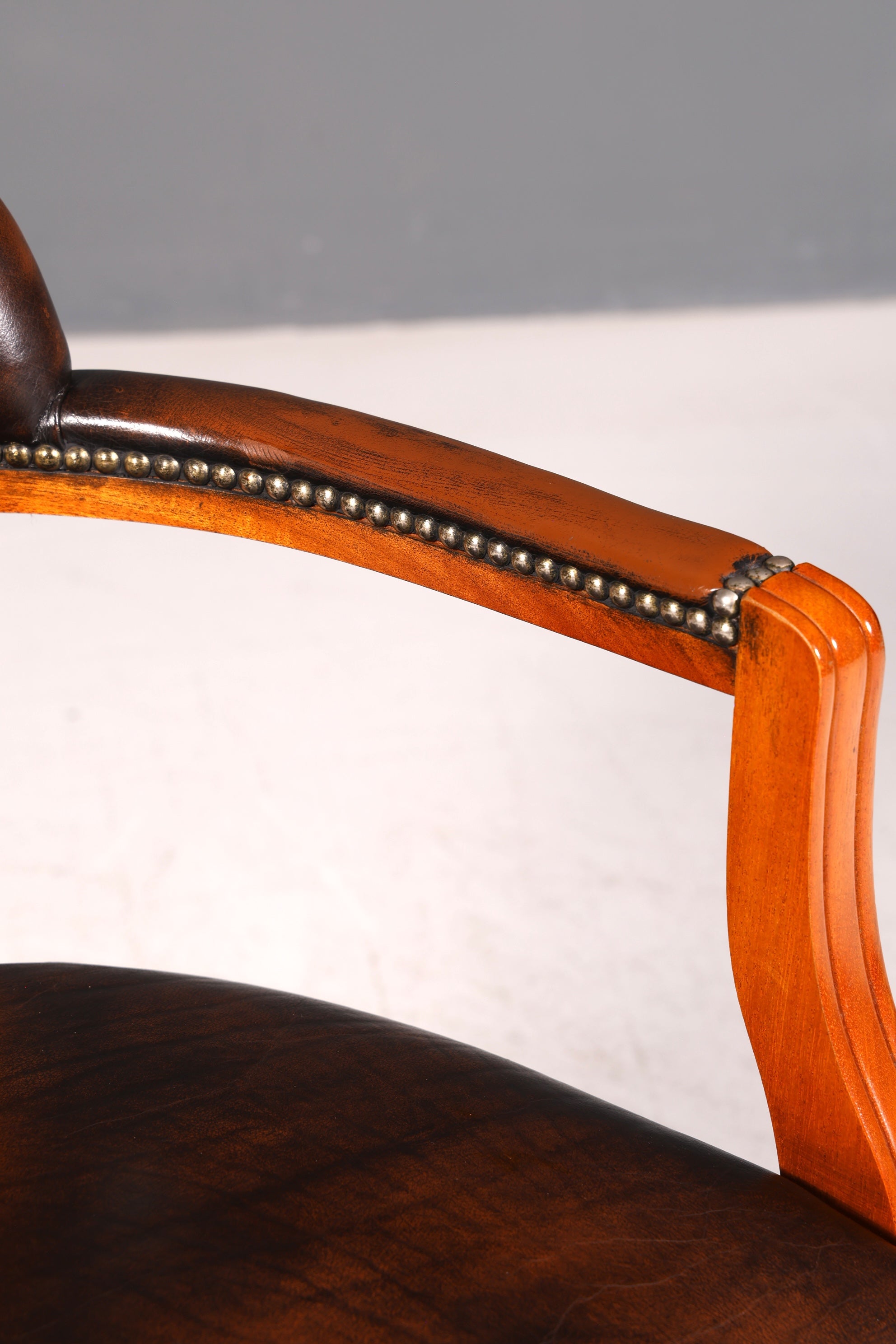 Wunderschöner Chesterfield Armlehnstuhl Braun Echt Leder Englisch Bürostuhl Schreibtischstuhl Sekretär Stuhl Court Chair 3 von 4