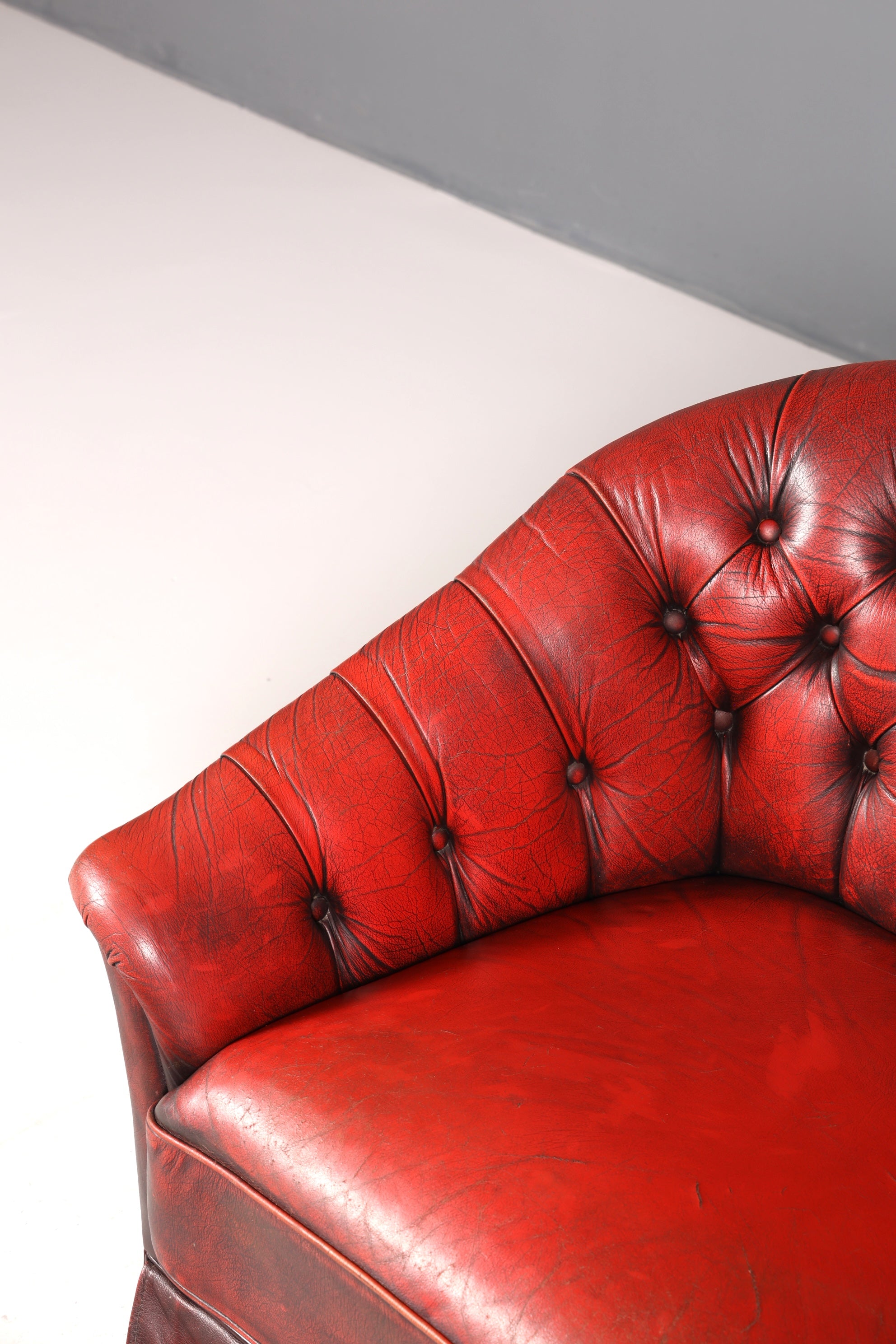 F846 Finish Wunderschönes Original Chesterfield 2er Sofa Englisch Oxblood Leder 2- Sitzer Couch