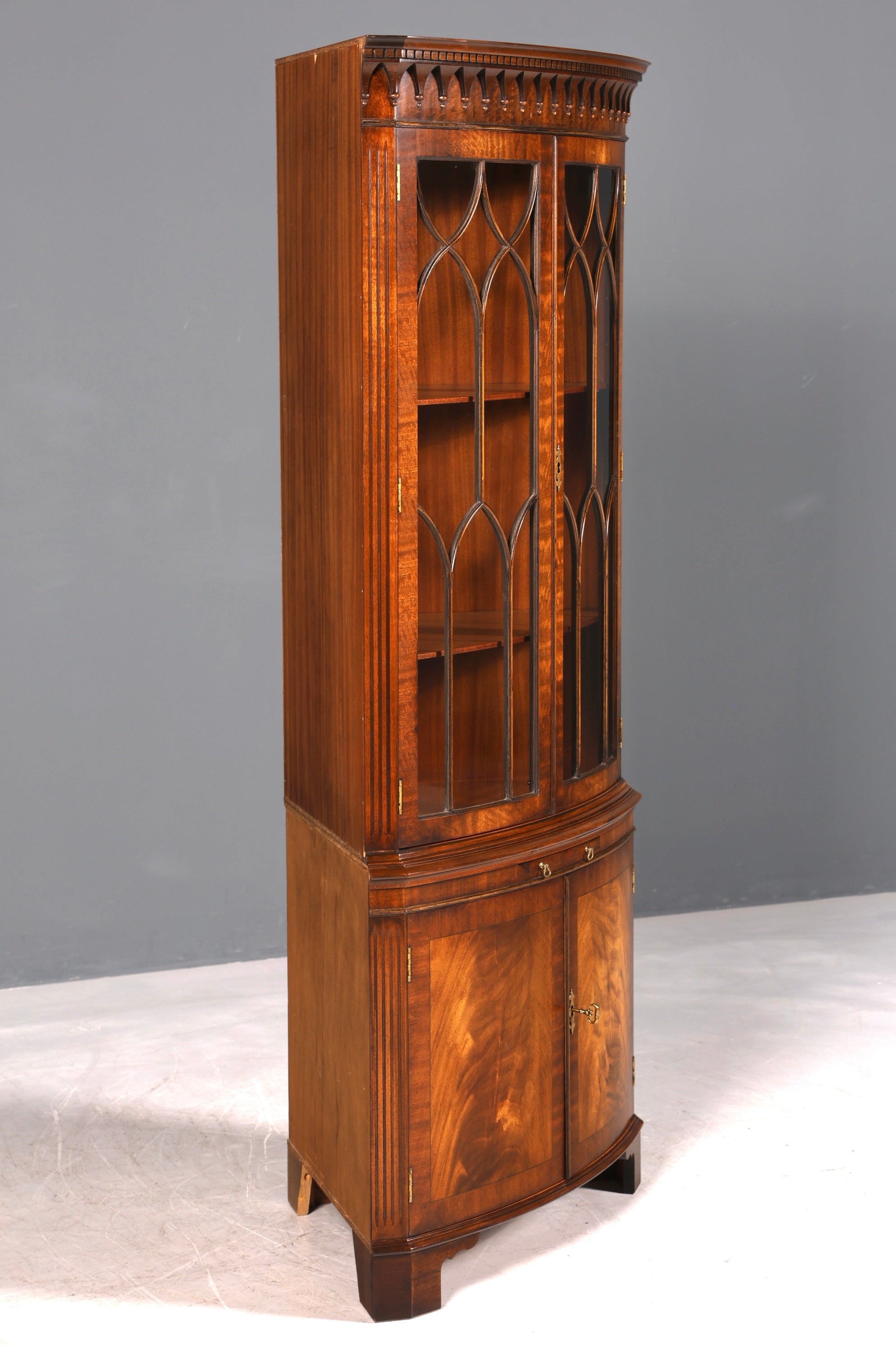 Wunderschöne Georgischer Eckvitrine Mahagoni Antik 50s echt Holz Schrank Englisch Eckschrank Glasvitrine