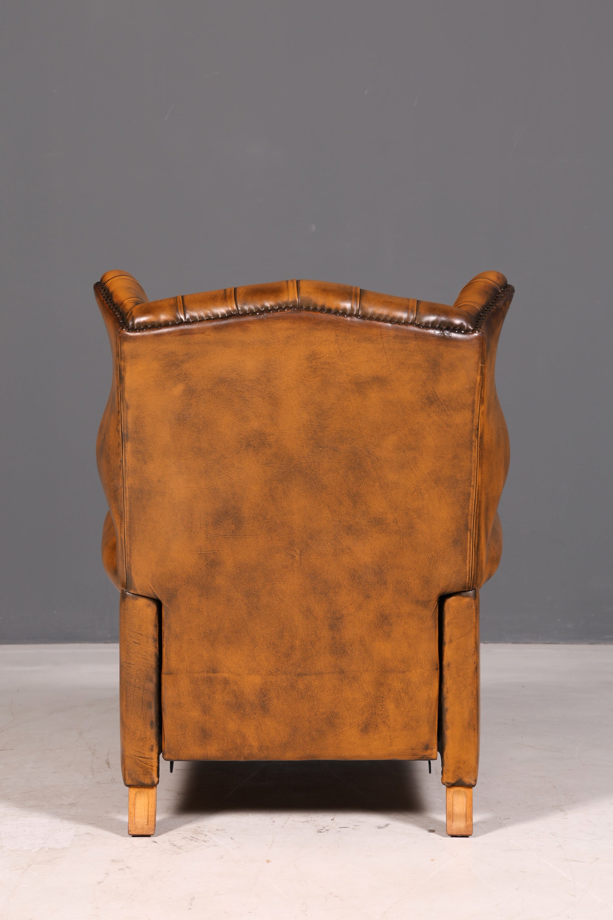 Prachtige originele Chesterfield-oorfauteuil van echt Engels leer, herenfauteuil, relaxfauteuil met ligfunctie, vintage