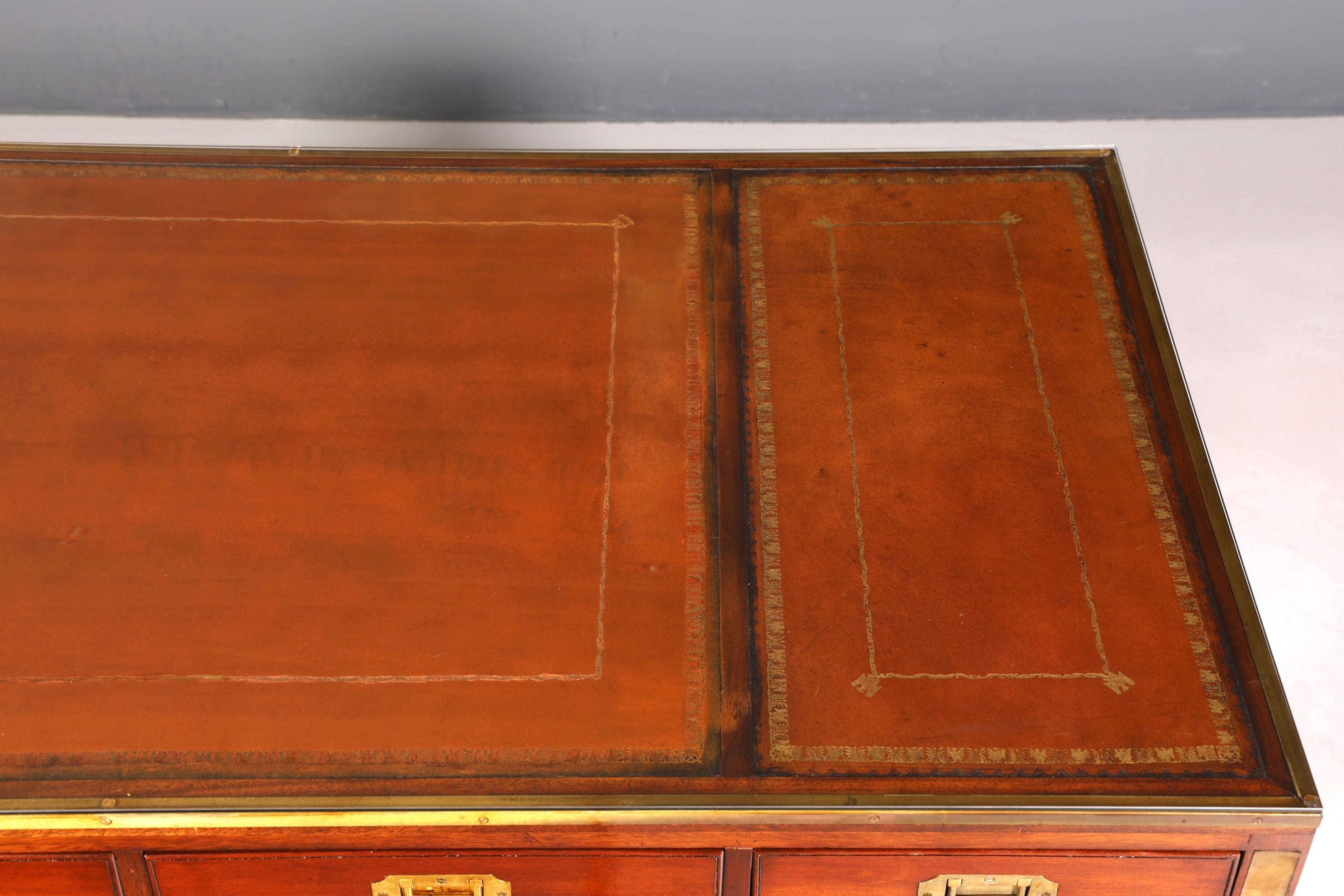 F939 Finish Edler Maritimer Schreibtisch Englischer Military Chest Bürotisch Office Table mit echt Lederauflage