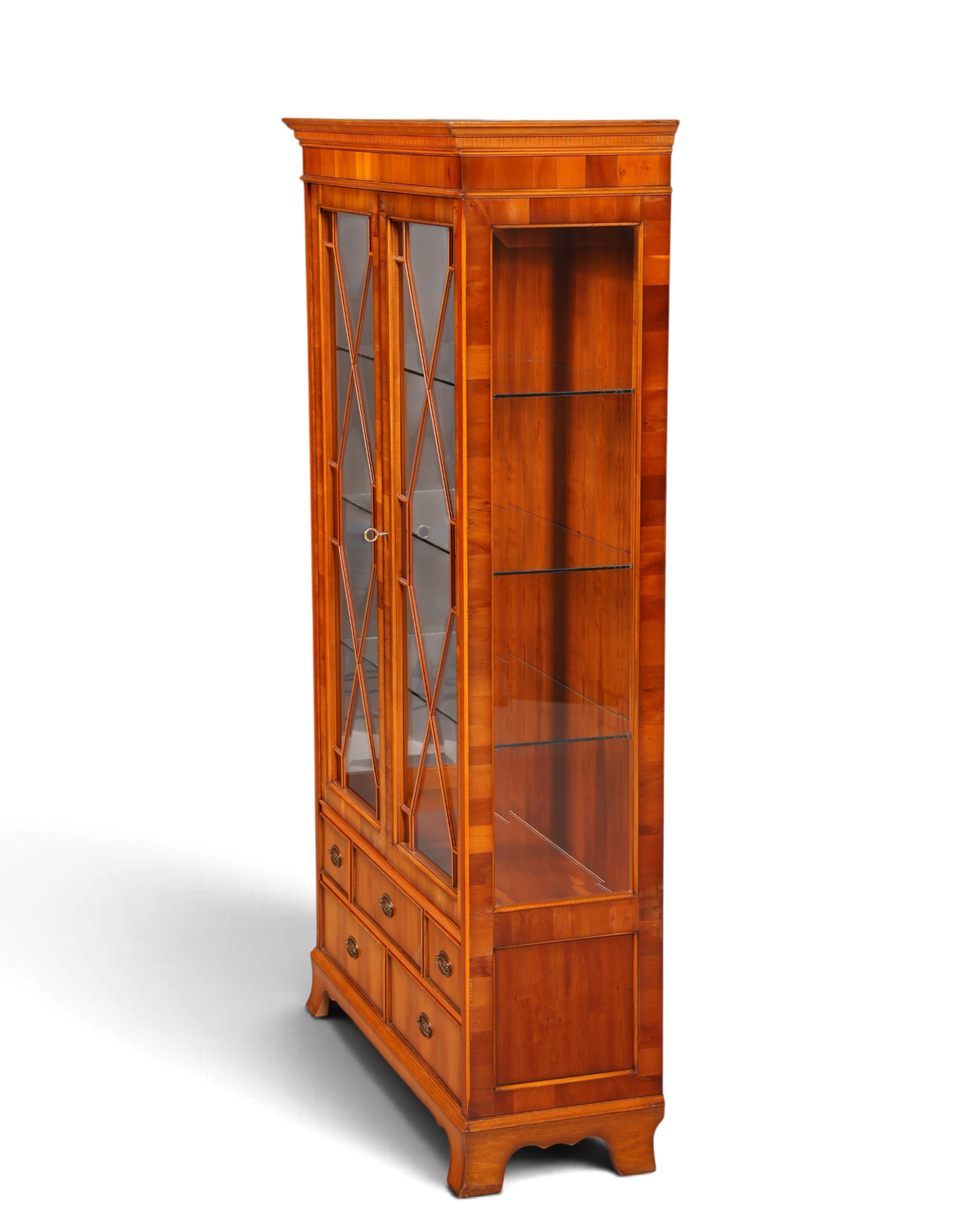Hauptstadt Möblerei Heldense Vitrine aus englischer Eibe mit Glasfront, Innenbeleuchtung und Schubladen im Antik-Stil