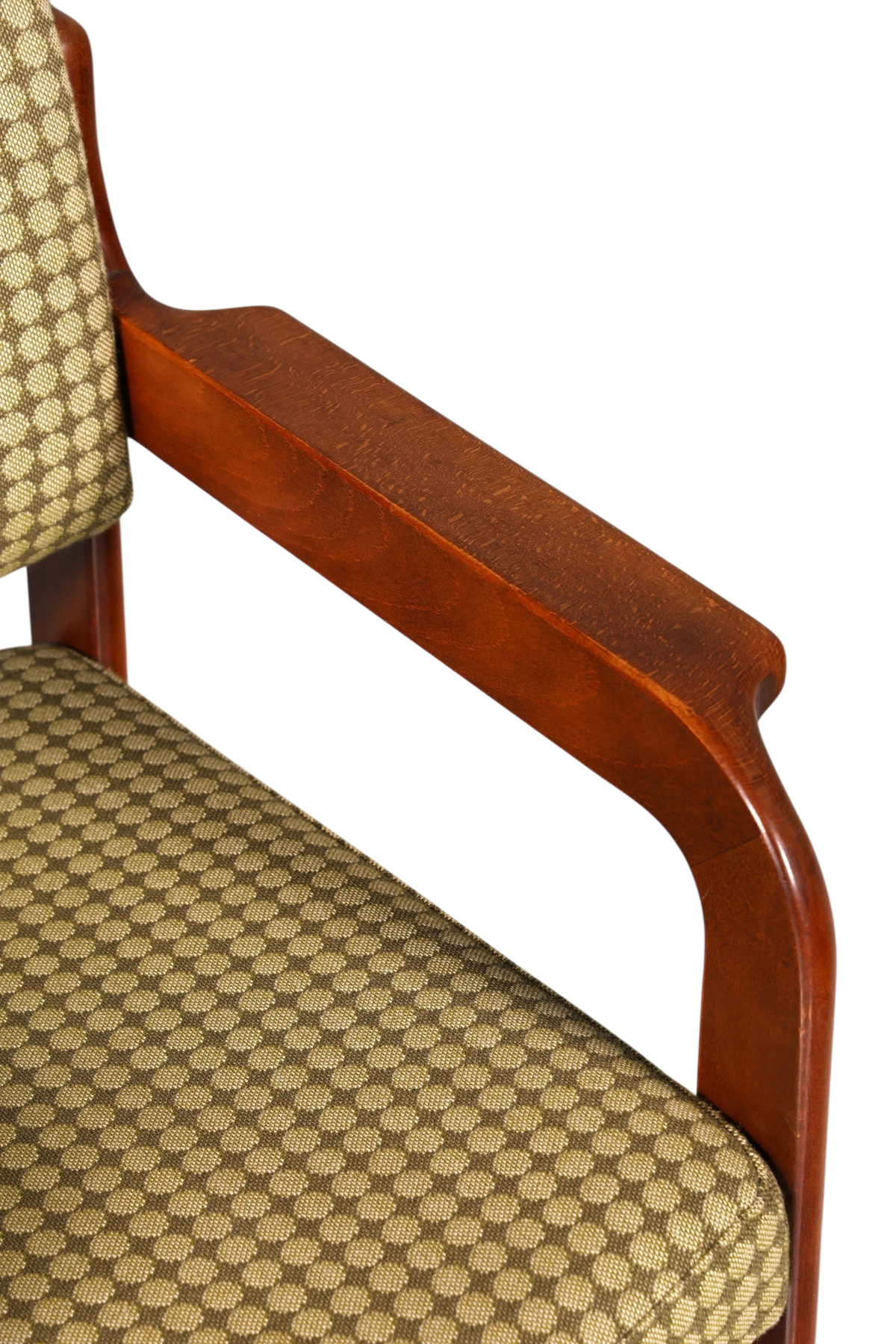 Hauptstadt Möblerei Mid Century Armlehnstuhl aus Holz mit gemustertem Stoffbezug und geschwungener Armlehne