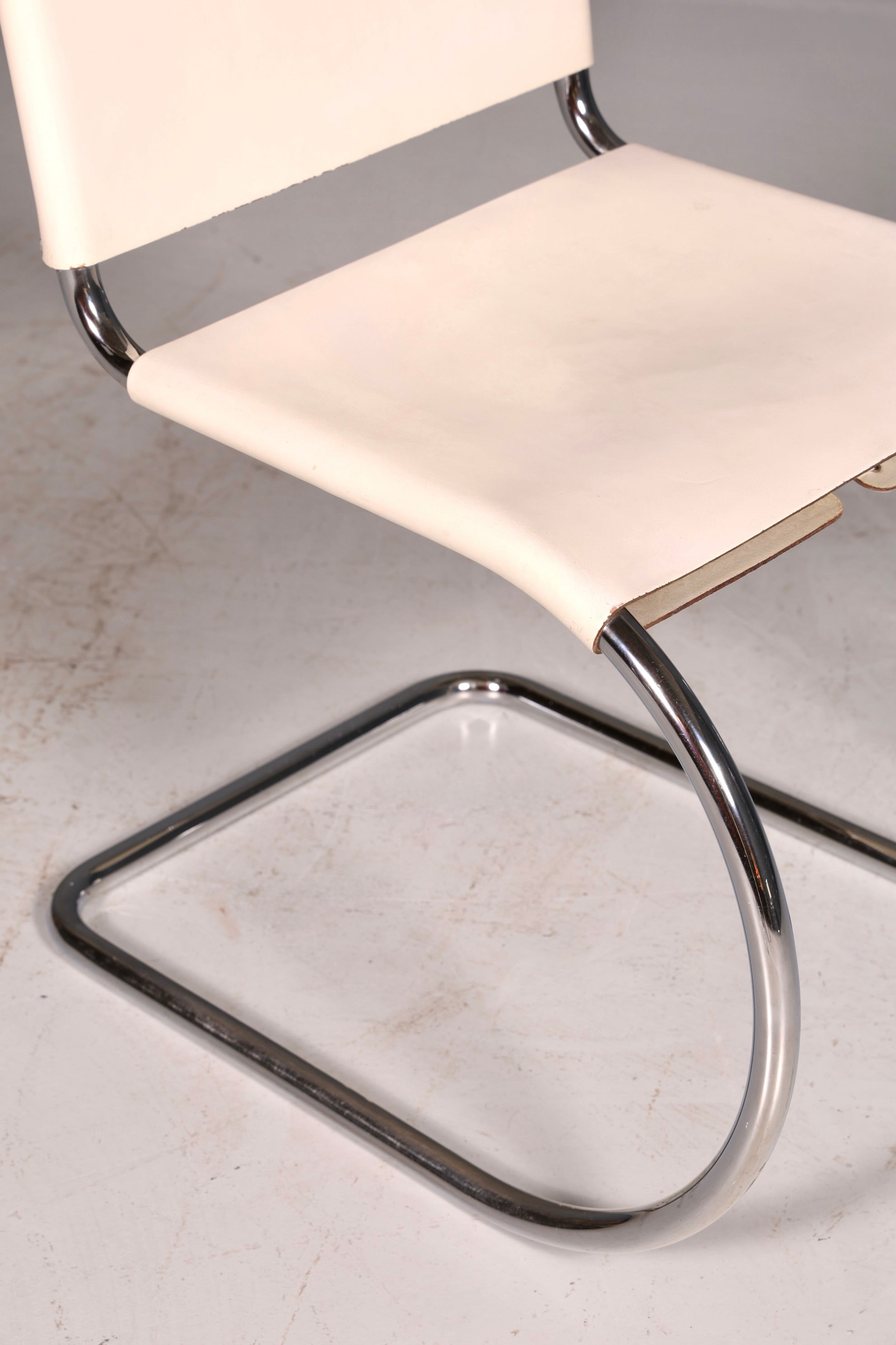 Edler Original Knoll International Freischwinger Stuhl MR Chair Mies van der Rohe Chrom Leder Weiß Bauhaus Sekretär Stuhl Esszimmer Stuhl 1 von 2