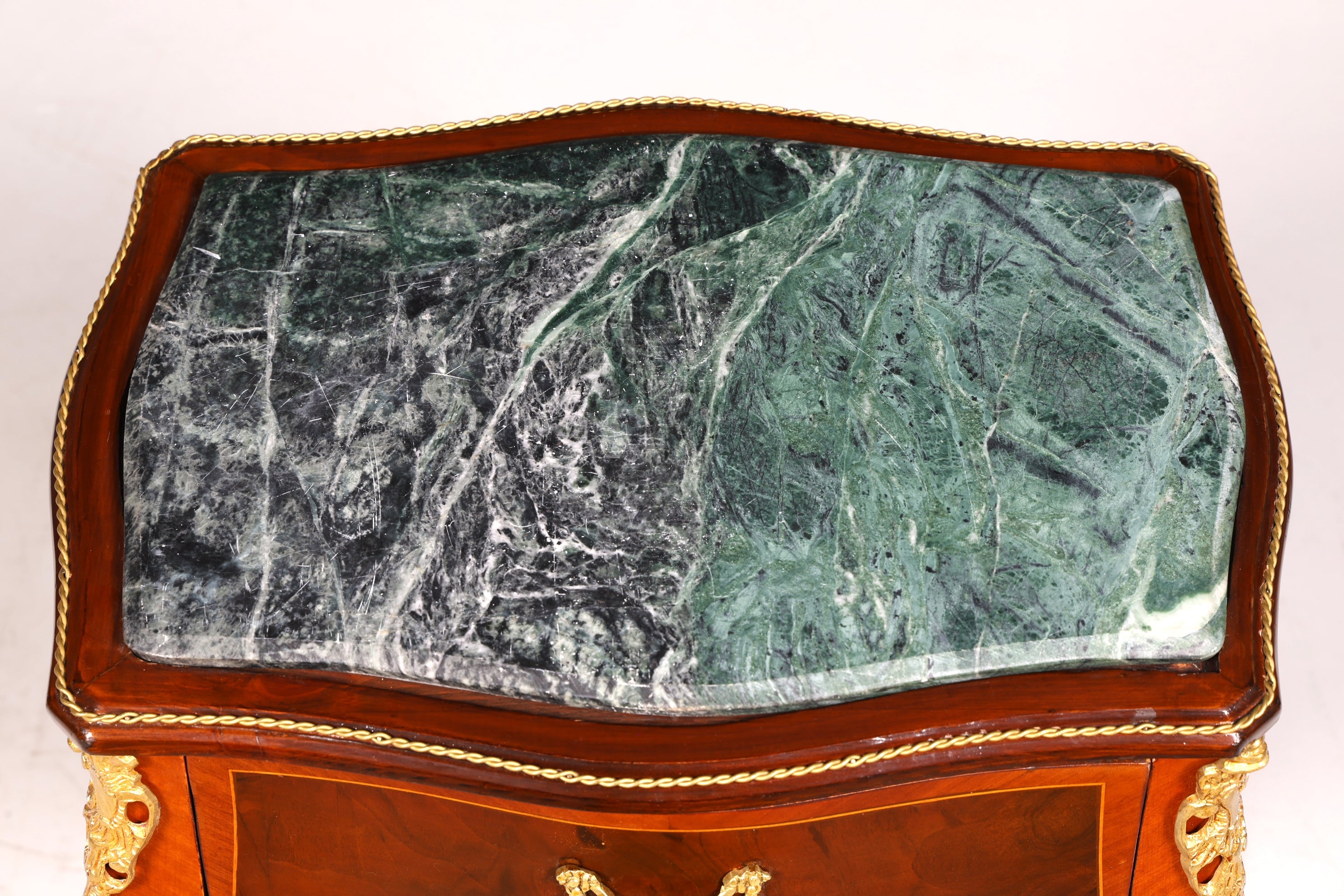 Prachtige Louis XV-bijzettafel in barokstijl, marmeren commode en telefoontafel